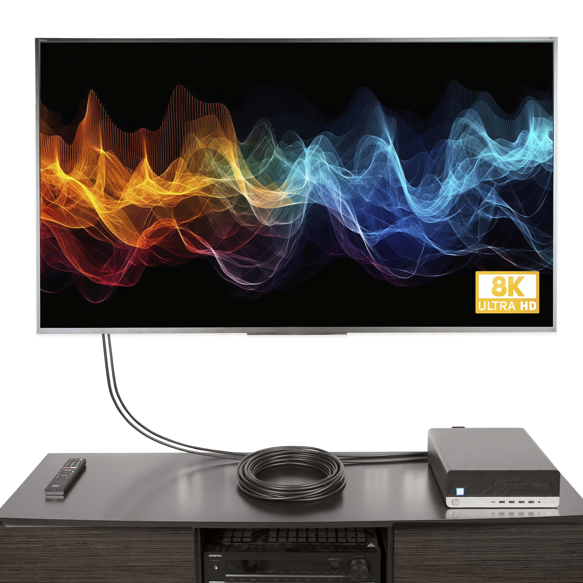 Ein großer Fernseher zeigt farbenfrohe abstrakte Kunst. Darunter befindet sich eine Medienkonsole mit Fernbedienung, Kabeln und einem Computer.