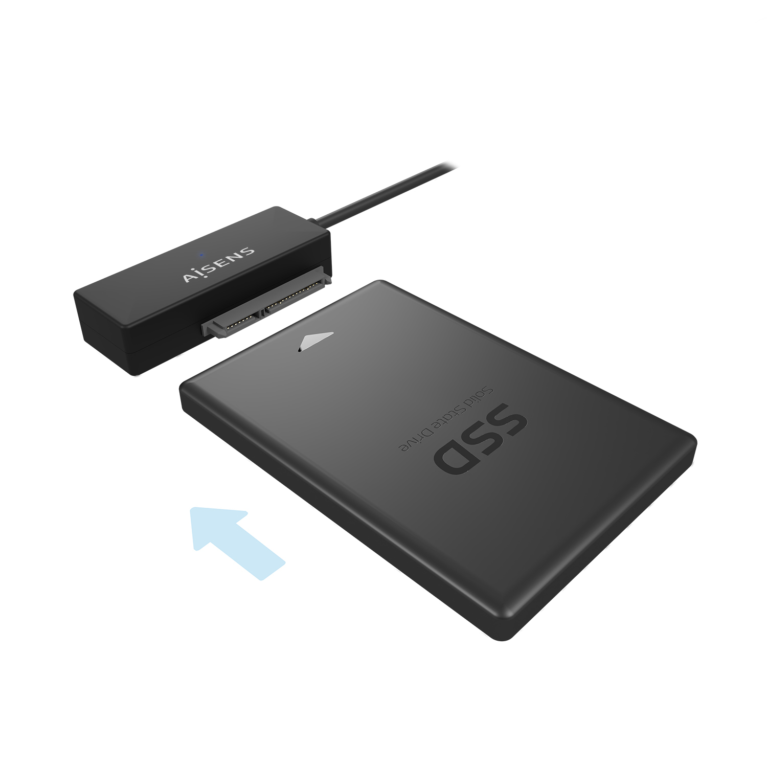 Disco SSD negro y adaptador conectados por cable, con flecha azul claro. El adaptador tiene 'AiSENS'.