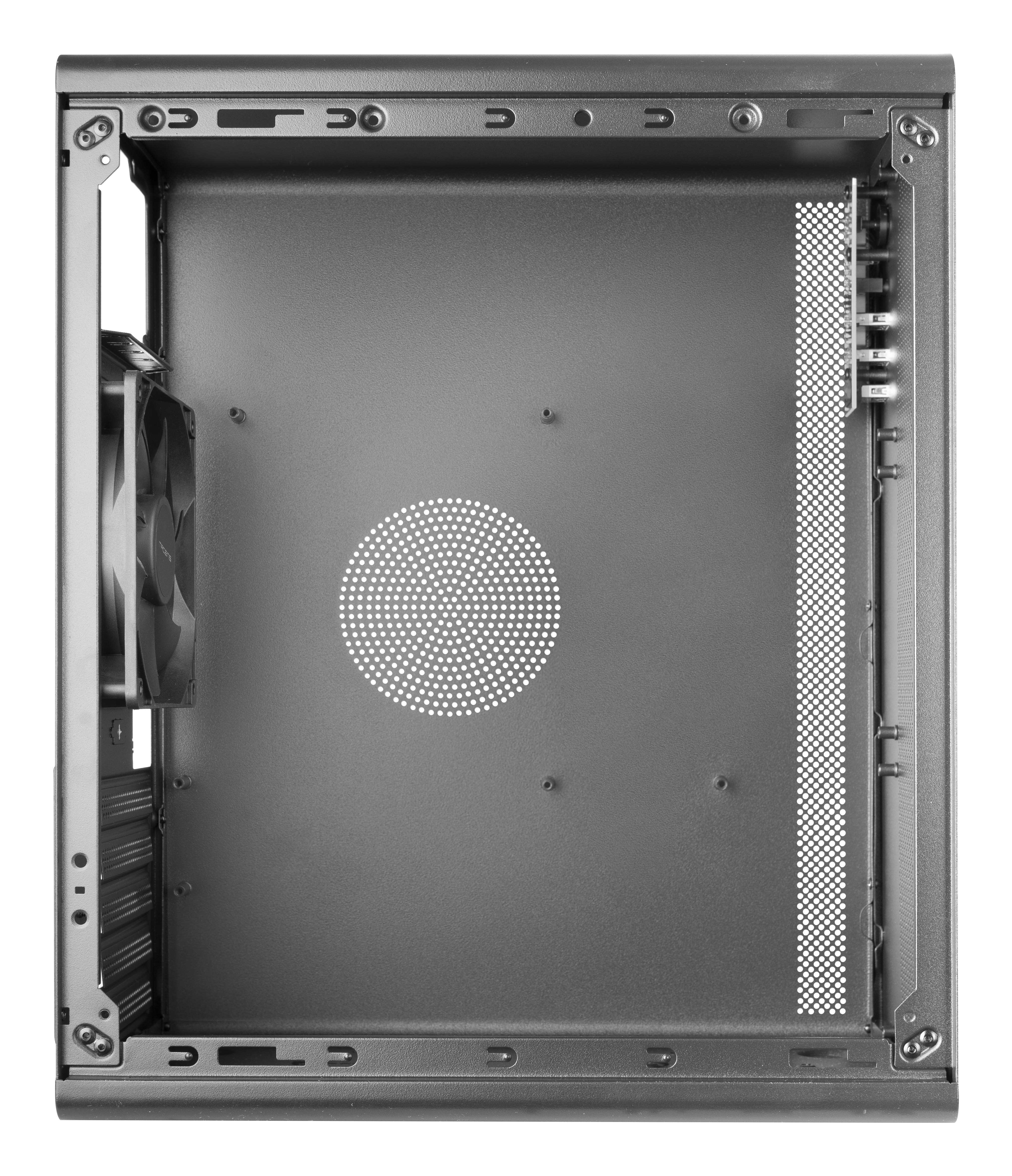 Interno di un case di computer grigio vuoto. Ha una ventola e una sezione perforata. Il case è aperto.