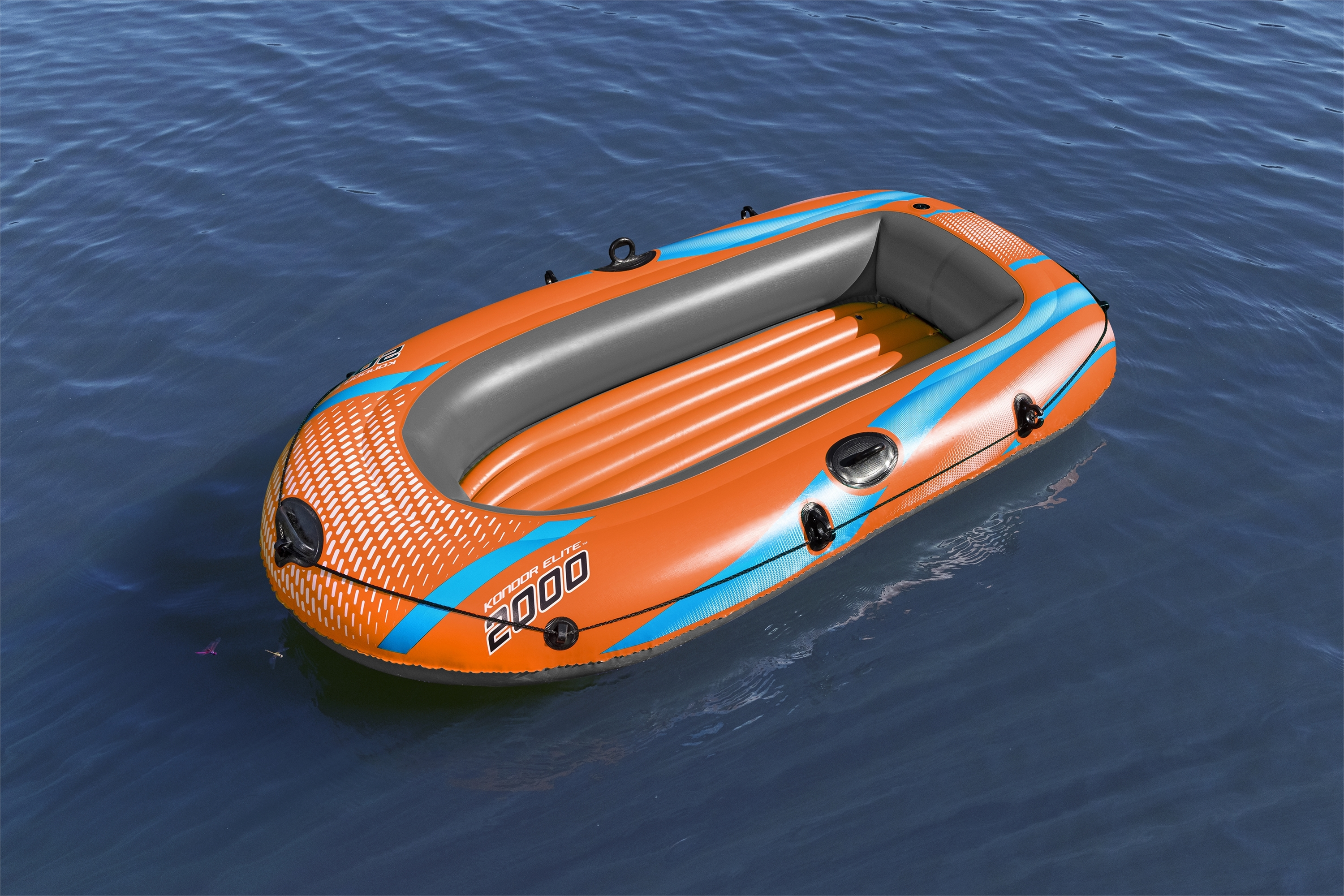 Ein orangefarbenes Schlauchboot schwimmt auf dem Wasser. Es hat blaue Akzente und einen grauen Innenraum. Das Wasser ist dunkelblau.