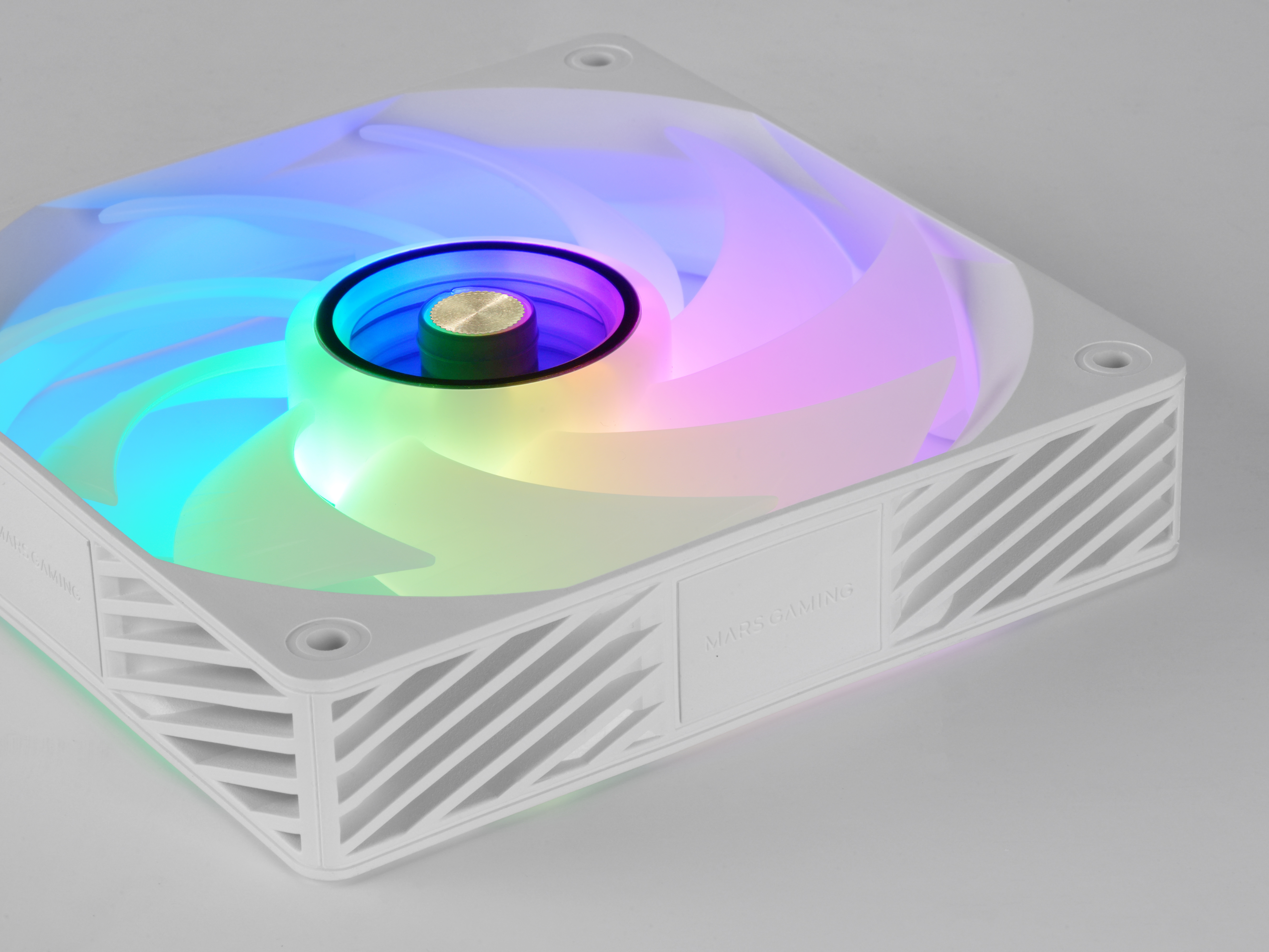 Ventilador de ordenador blanco con iluminación RGB. Las aspas del ventilador se iluminan con varios colores. El ventilador está sobre una superficie blanca.