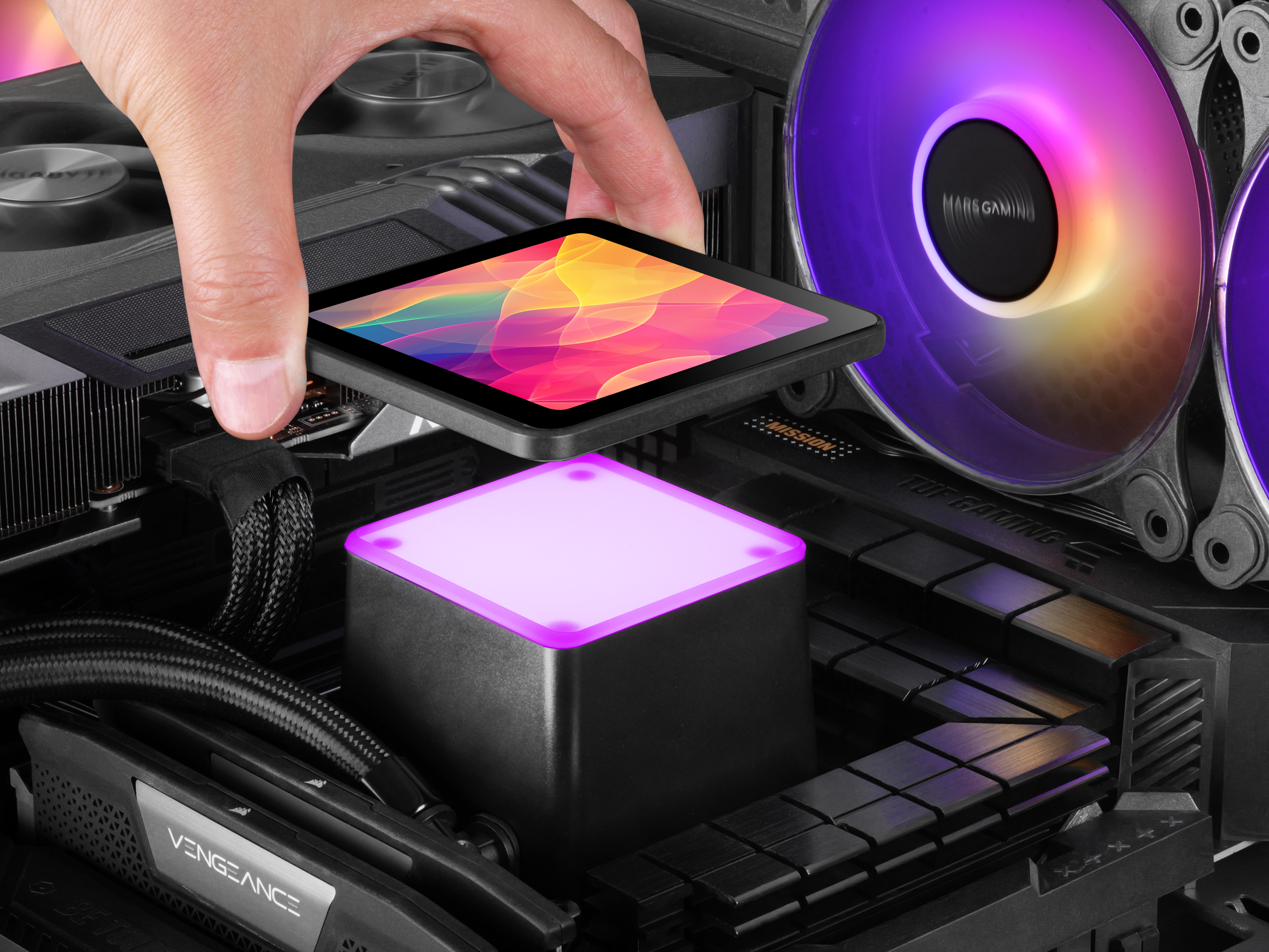 Mano che inserisce un tablet in un computer. Display colorato, luci viola e componenti PC visibili sullo sfondo.