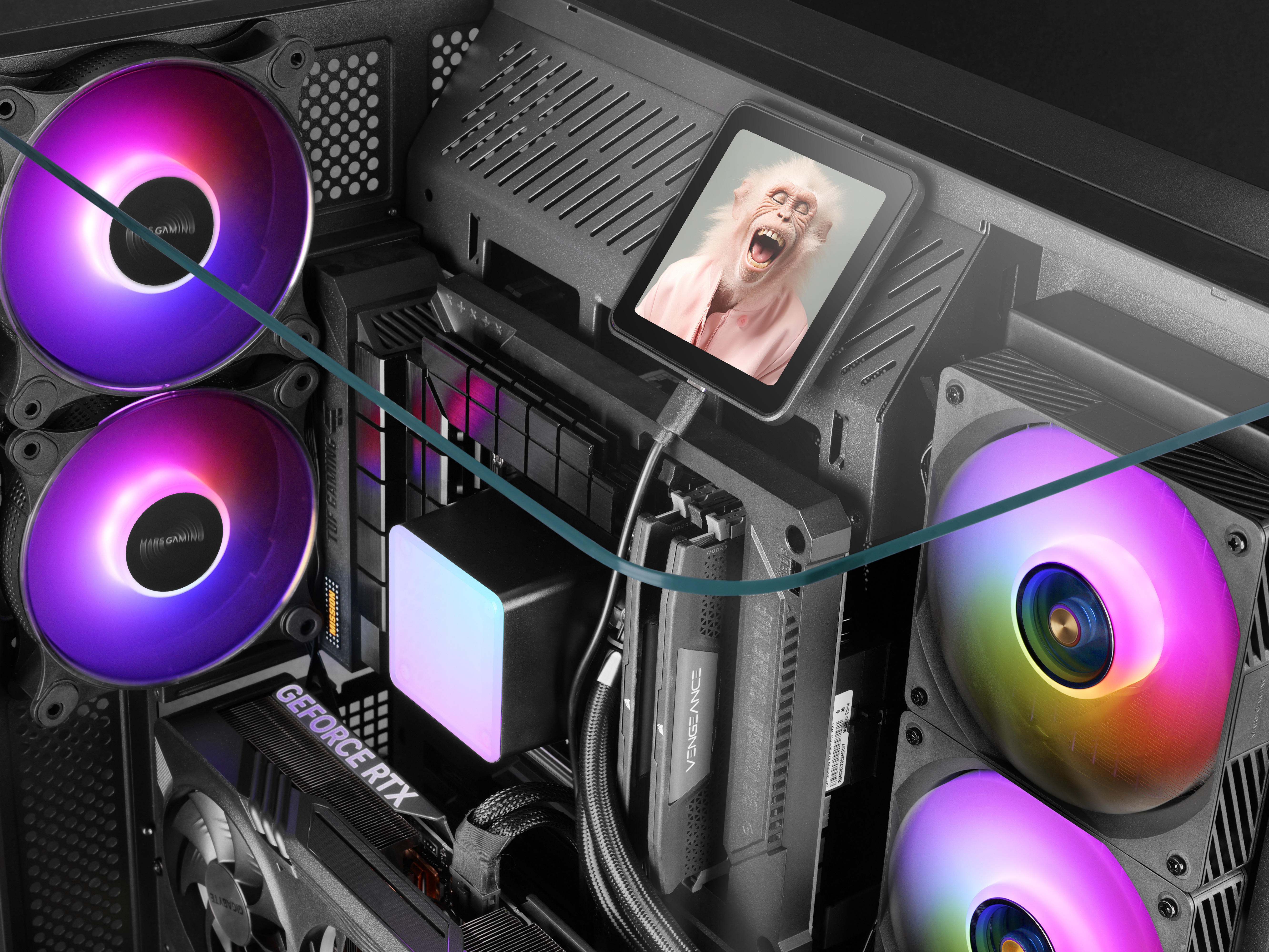 Interno di PC con ventole, GPU, RAM e schermo con scimmia. Componenti PC visibili.