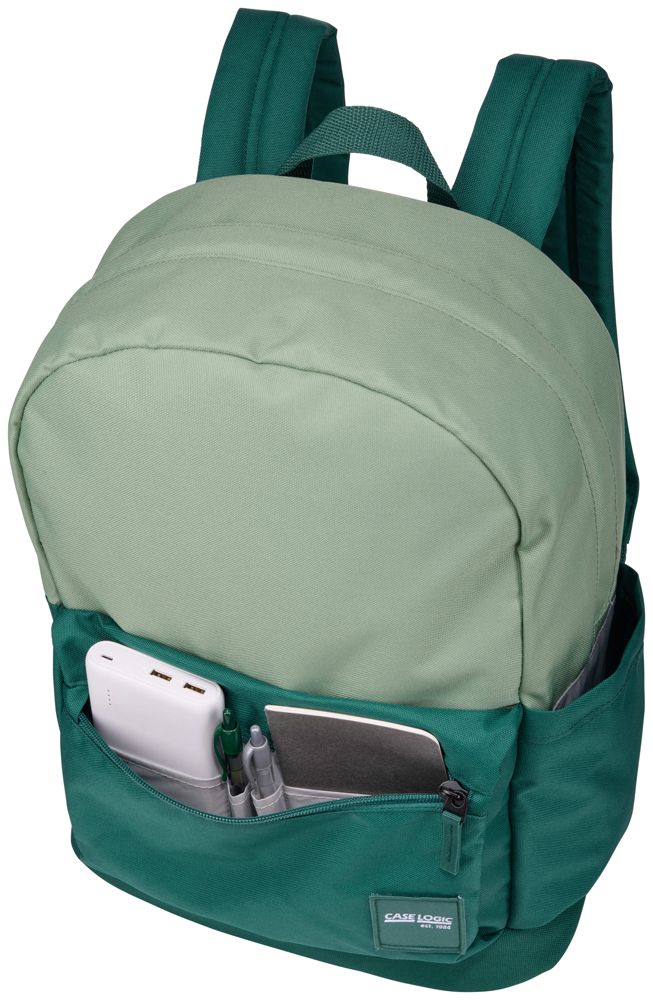 Ein grün-hellgrüner Rucksack mit einer Vordertasche, in der sich ein weißes Ladegerät, Stifte und ein Notizbuch befinden.