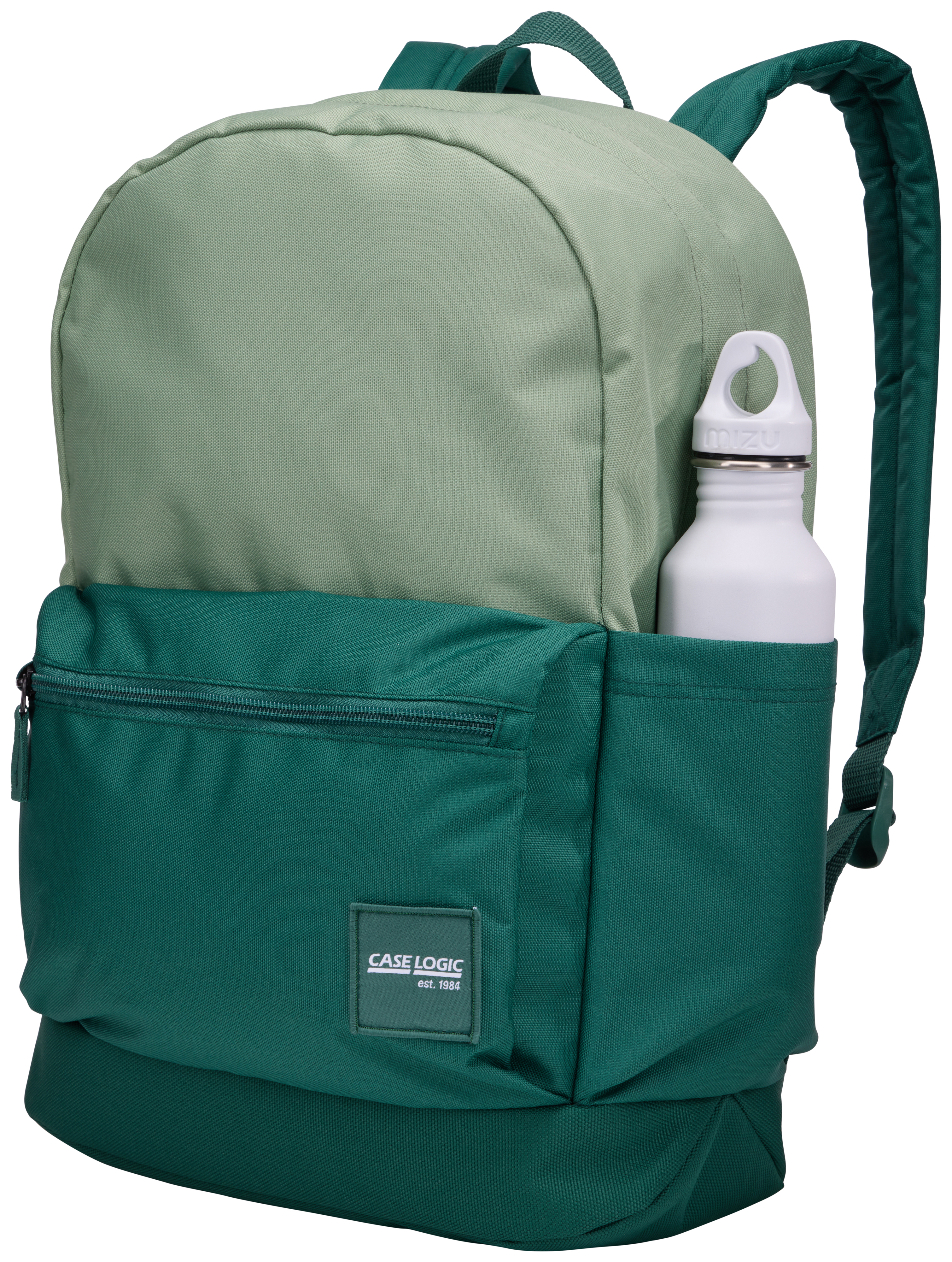 Ein zweifarbig grüner Rucksack mit einer weißen Wasserflasche in der Seitentasche. Case Logic Logo.
