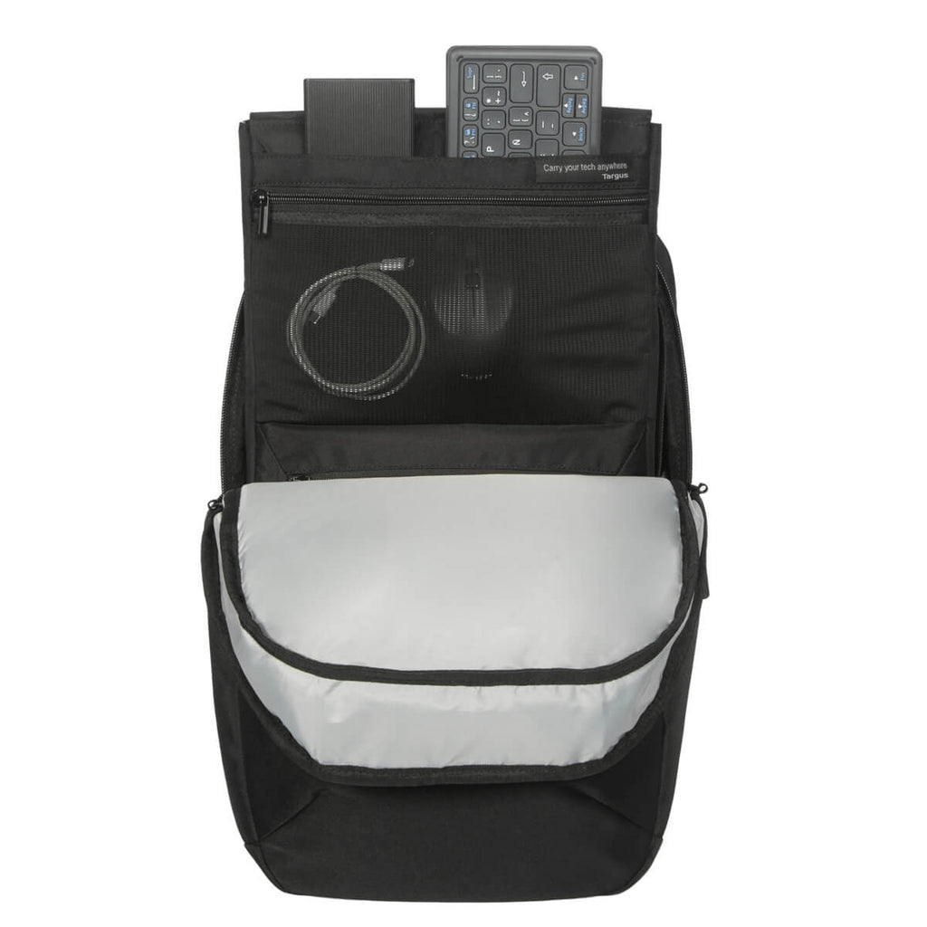 Offener schwarzer Rucksack mit Tastatur, Maus, Kabel und einem kleinen, flachen Gegenstand. Der Rucksack hat mehrere Fächer.