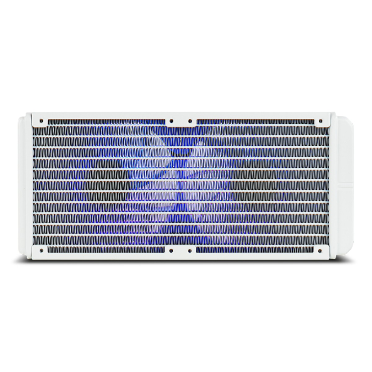 Ein weißer Computerkühler mit einem Metallgitter. Blaue Lüfterblätter sind durch das Gitter sichtbar, vor weißem Hintergrund.
