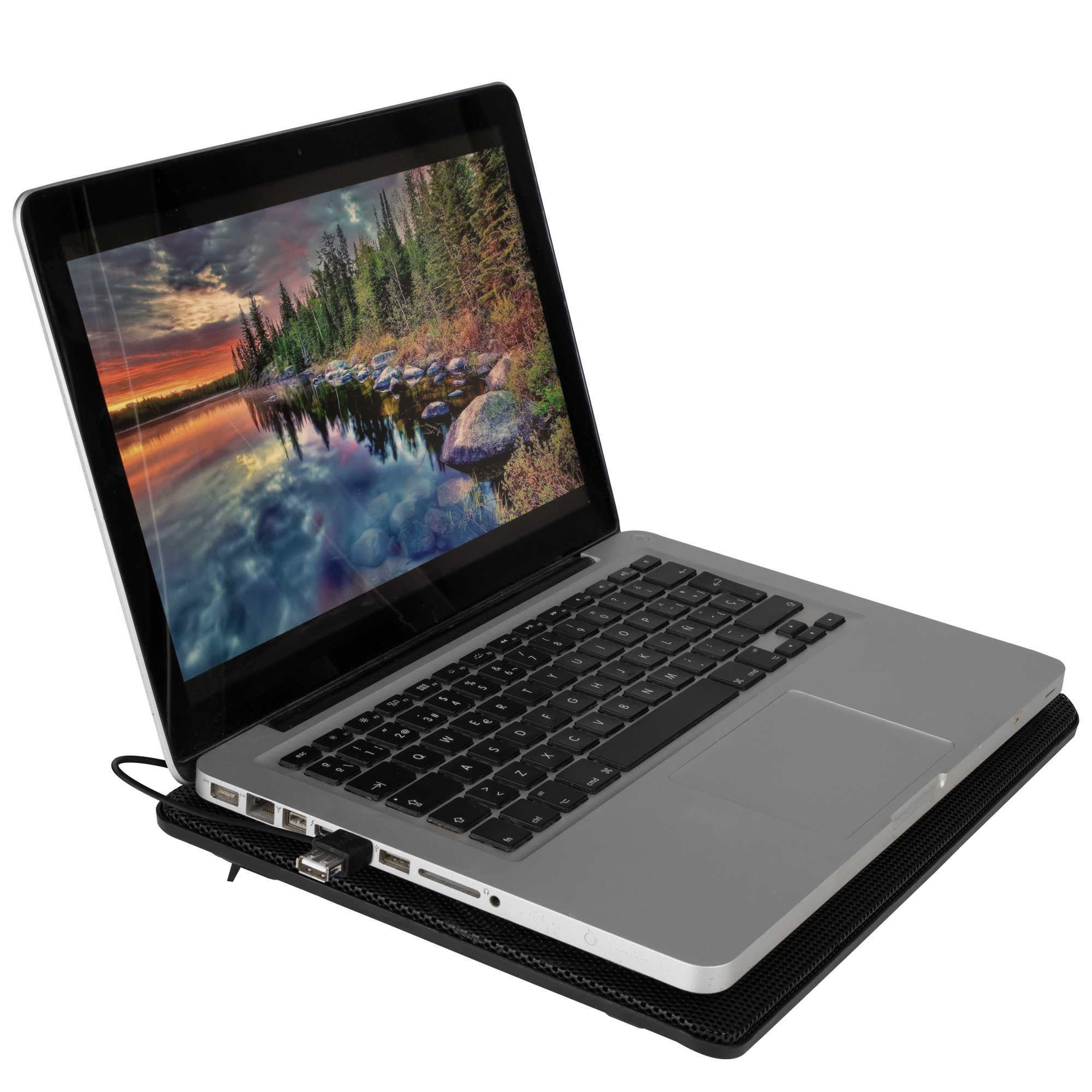 Laptop auf einem Kühlpad. Der Bildschirm zeigt eine Seeufer-Sonnenuntergangsszene. USB-Kabel ist angeschlossen.