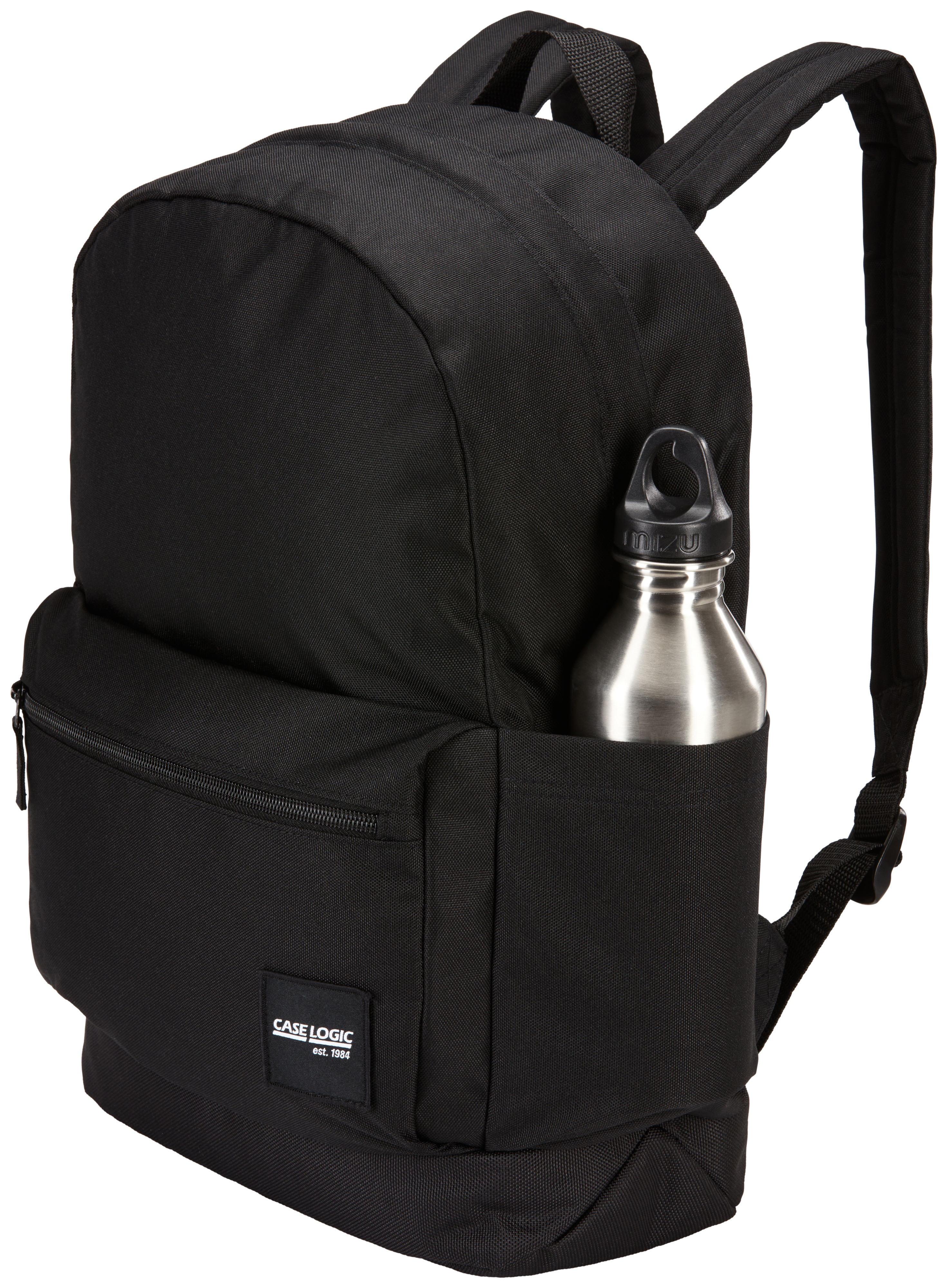 Schwarzer Rucksack mit einer Wasserflasche in der Seitentasche. Der Rucksack hat ein Case Logic Logo.