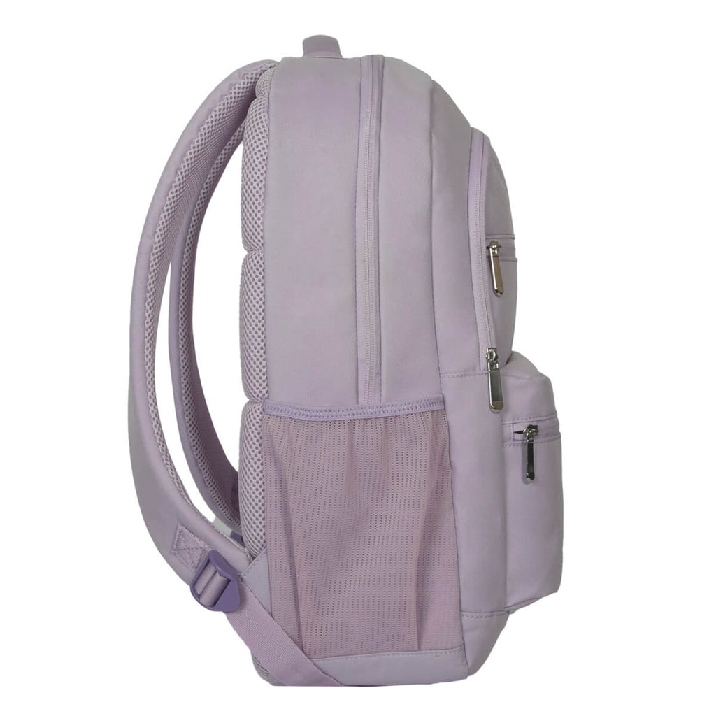Uno zaino lavanda, visto di lato, su sfondo bianco. Ha una tasca laterale in rete, cerniere e spallacci imbottiti.