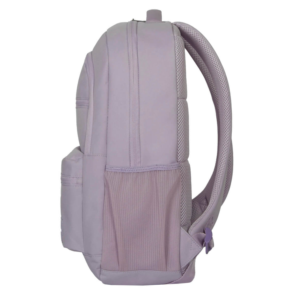 Uno zaino lavanda è mostrato di lato. Ha una tasca laterale in rete e spallacci imbottiti. Lo sfondo è bianco.