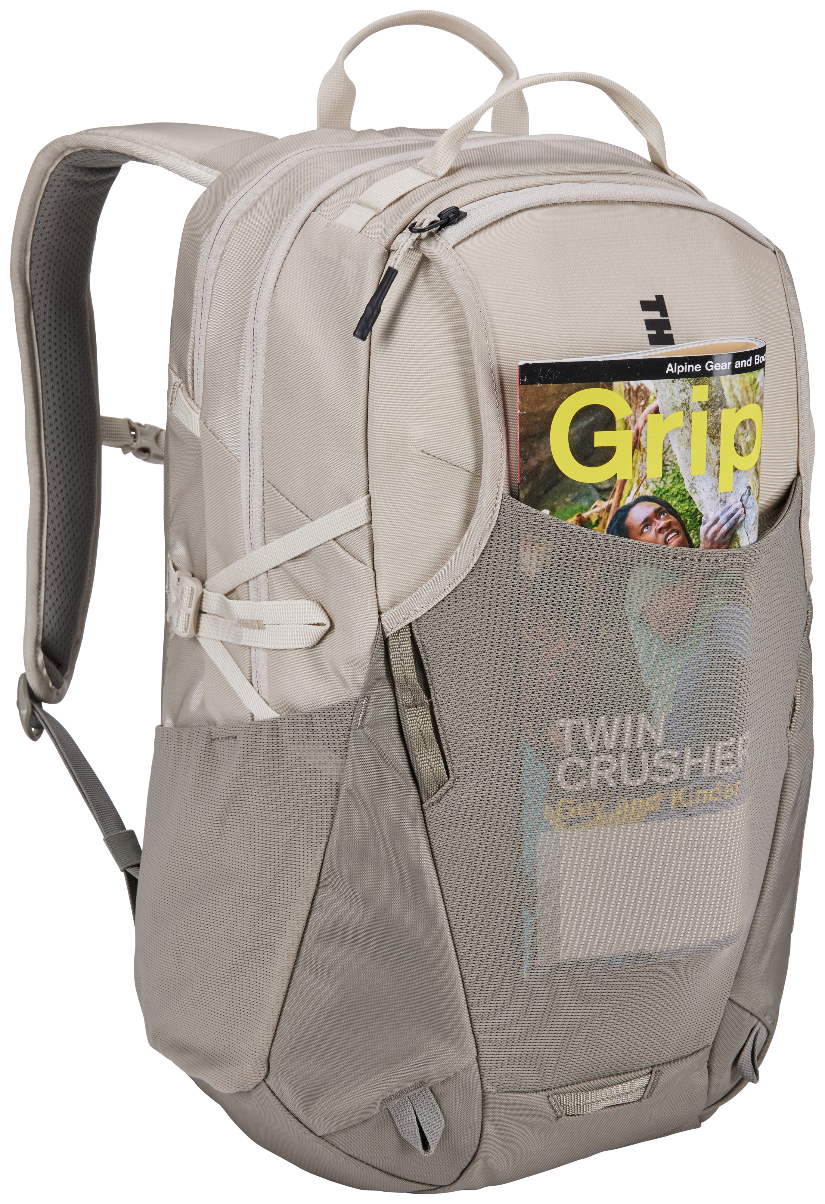 Beiger Rucksack mit Magazin in der Tasche. Seitentasche aus Mesh. Magazin hat das Wort 'Grip'.