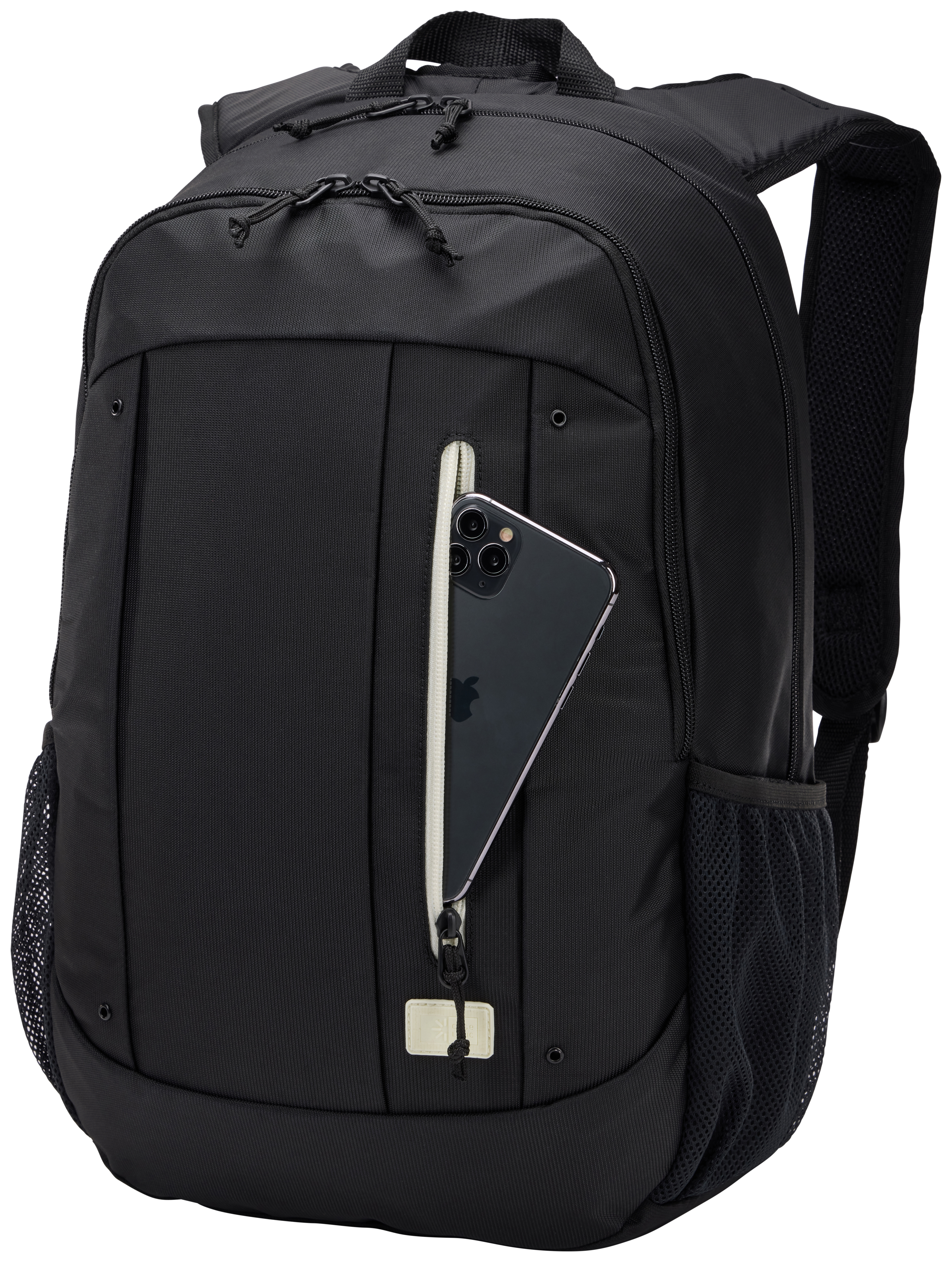 Schwarzer Rucksack mit Telefon in der Vordertasche. Der Rucksack hat einen Griff und Träger. Weißer Hintergrund.