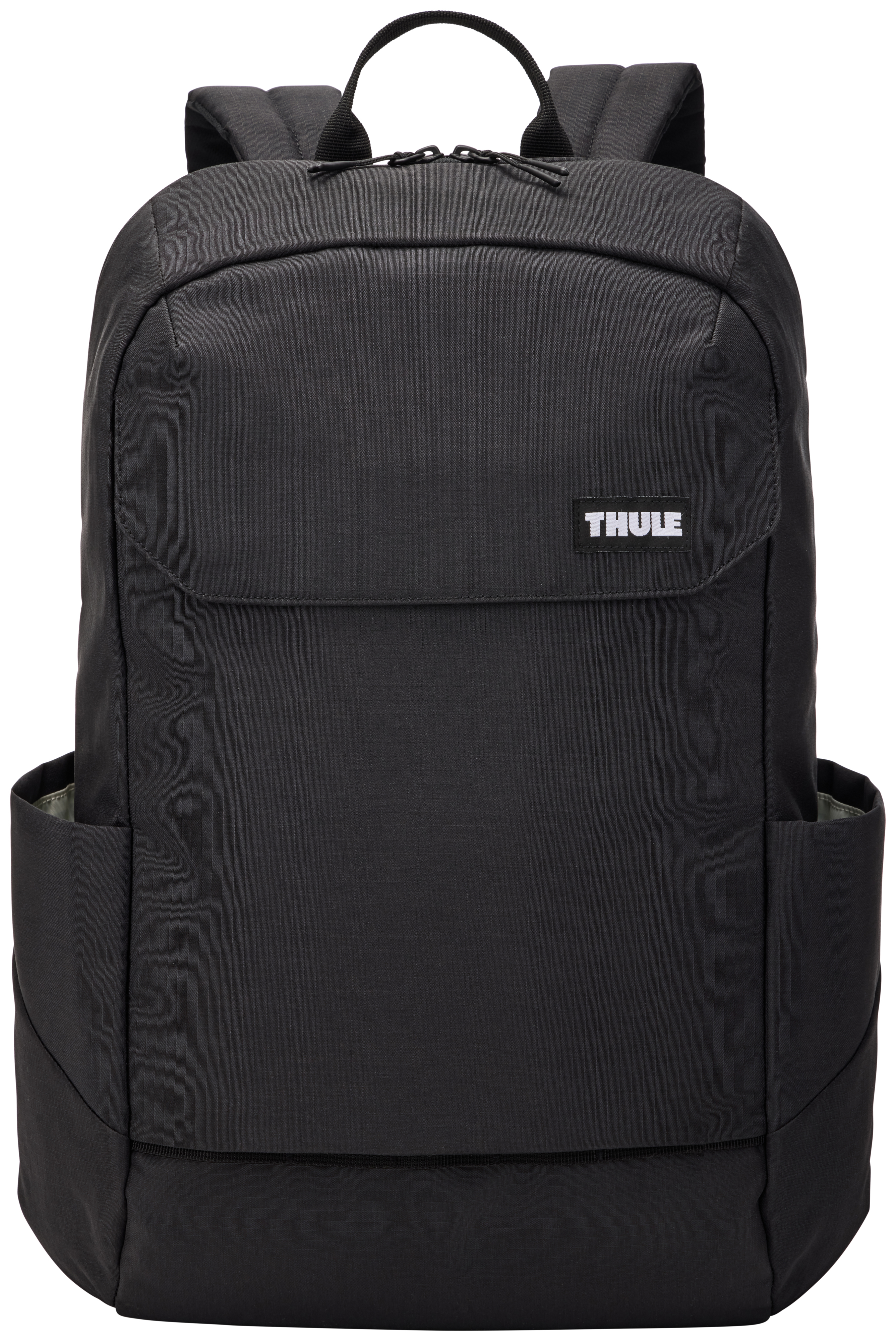 Ein schwarzer Rucksack der Marke THULE. Er hat zwei Seitentaschen und einen oberen Griff. Der Hintergrund ist weiß.