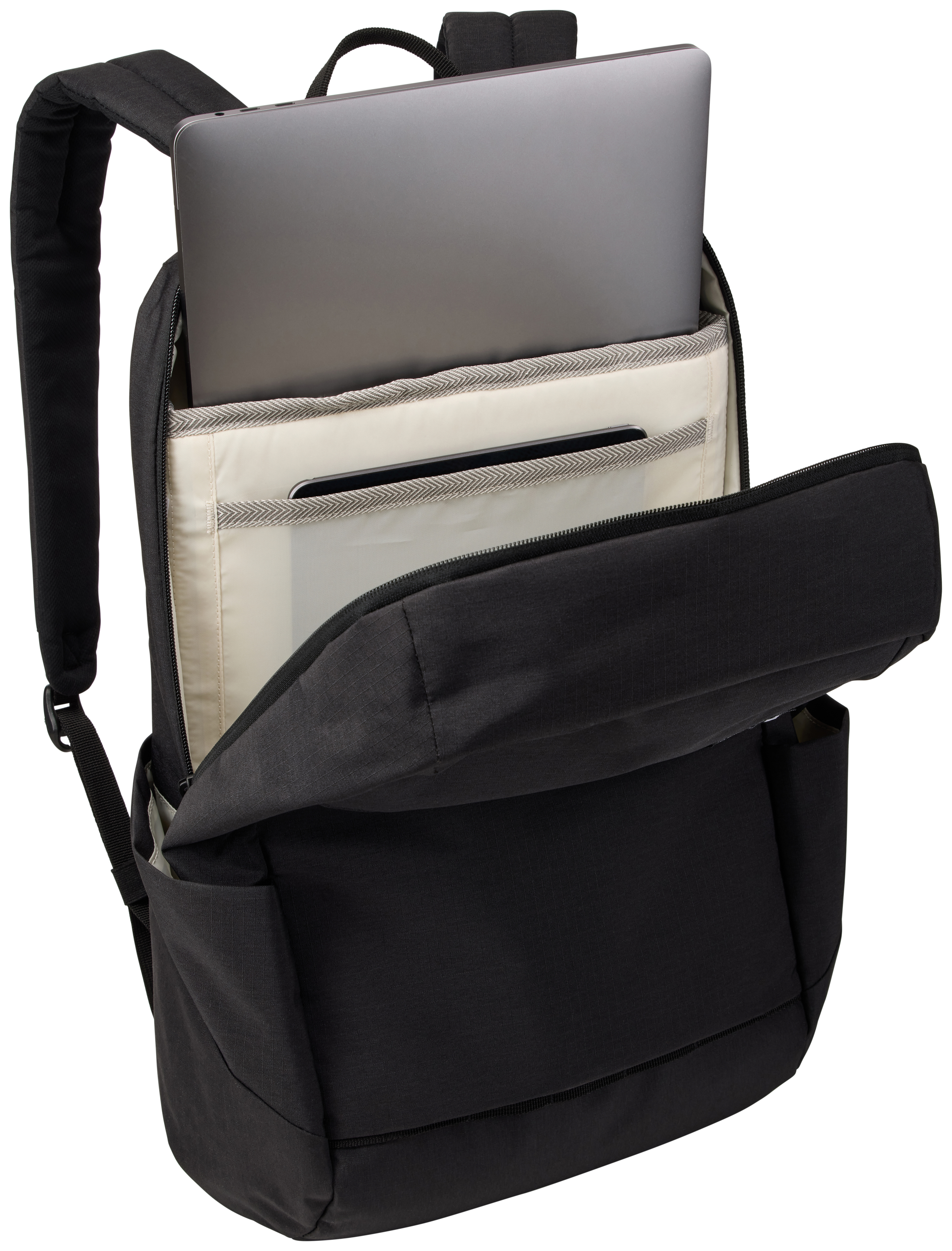 Schwarzer Rucksack mit Laptop. Geöffnet, Tablet sichtbar. Weißer Hintergrund.