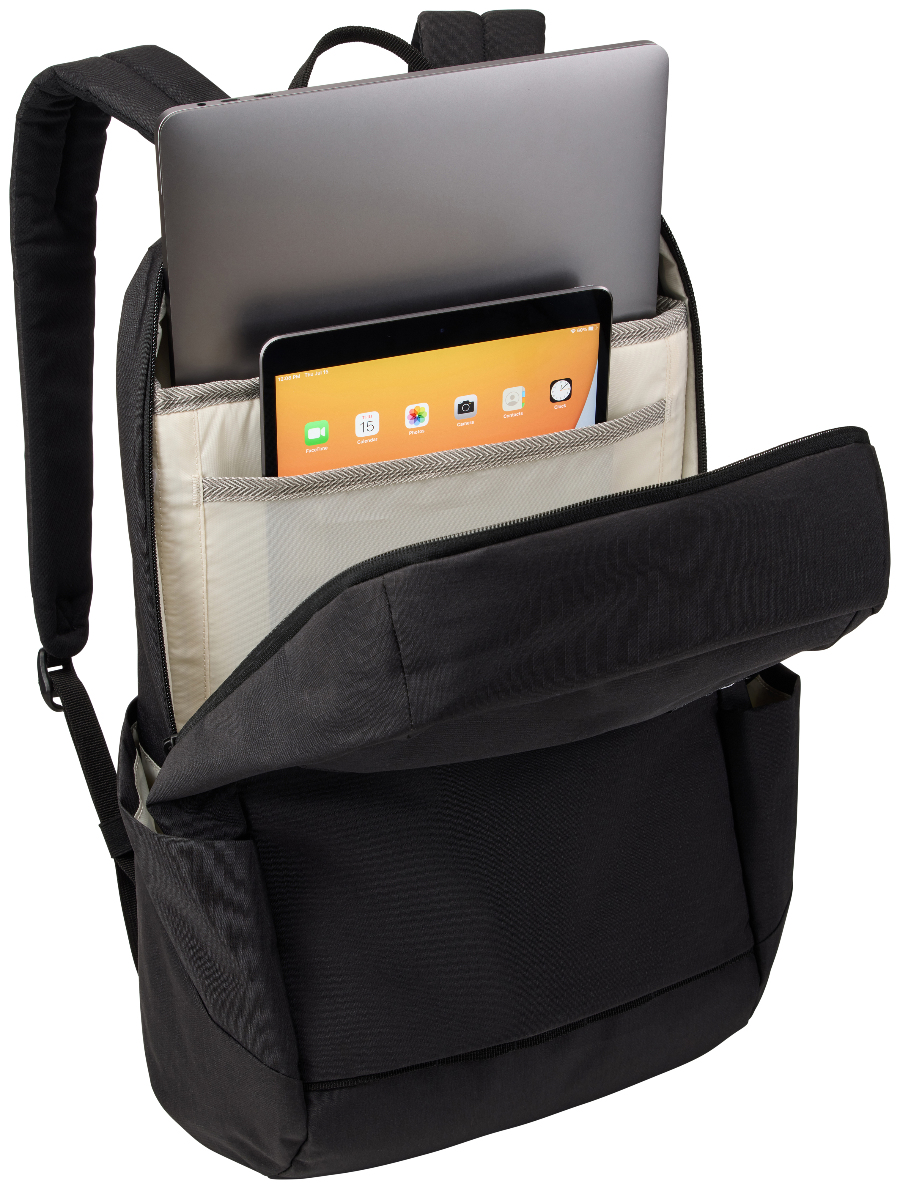 Schwarzer Rucksack geöffnet, mit Laptop und Tablet. Das Tablet zeigt Apps.