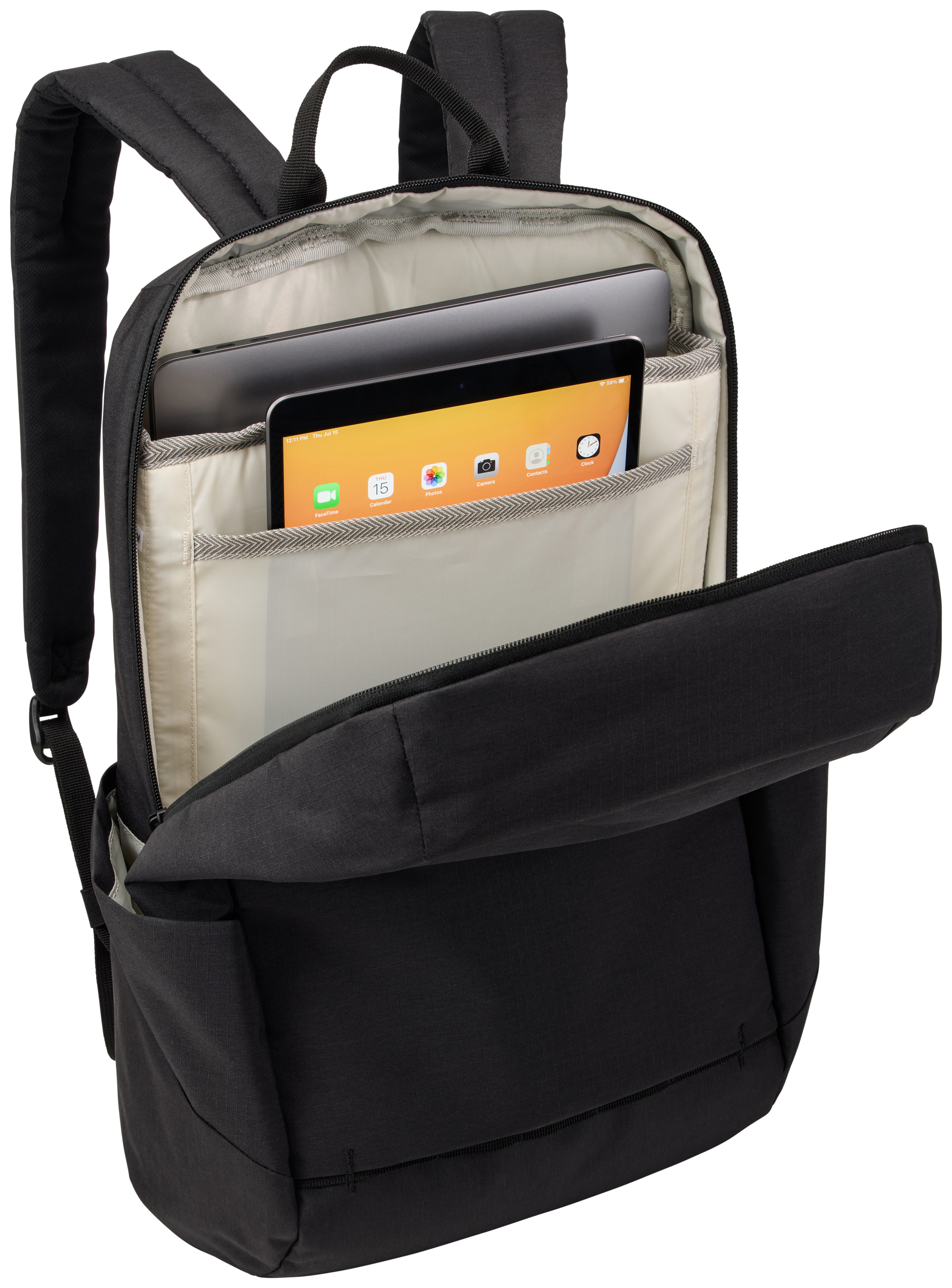 Schwarzer Rucksack offen, mit Tablet und Laptop im Inneren. Tablet zeigt Symbole und Zeit. Weißer Hintergrund.