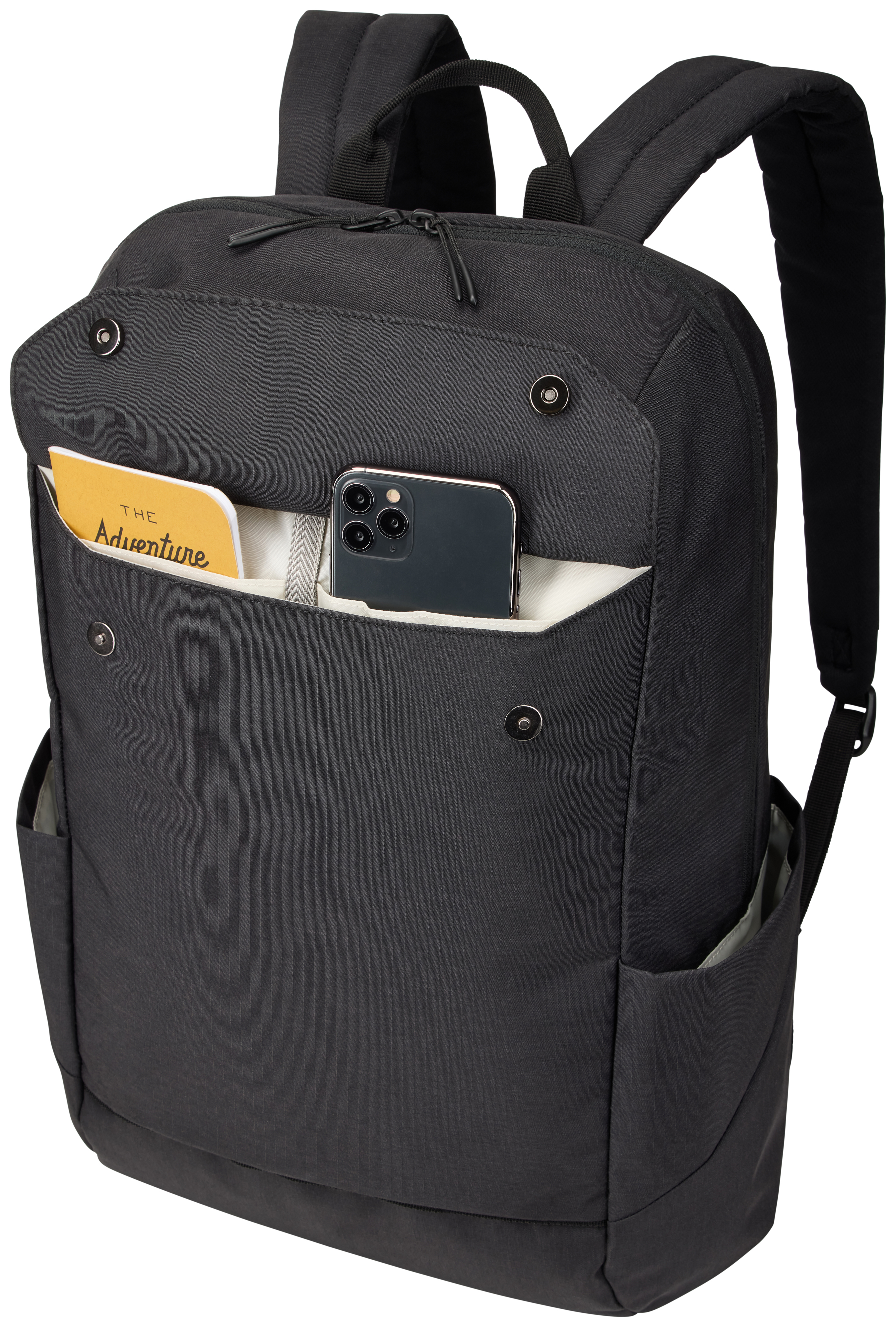 Schwarzer Rucksack mit Tasche, in der sich ein gelbes Notizbuch und ein Telefon befinden. Das Wort "Adventure" ist sichtbar.