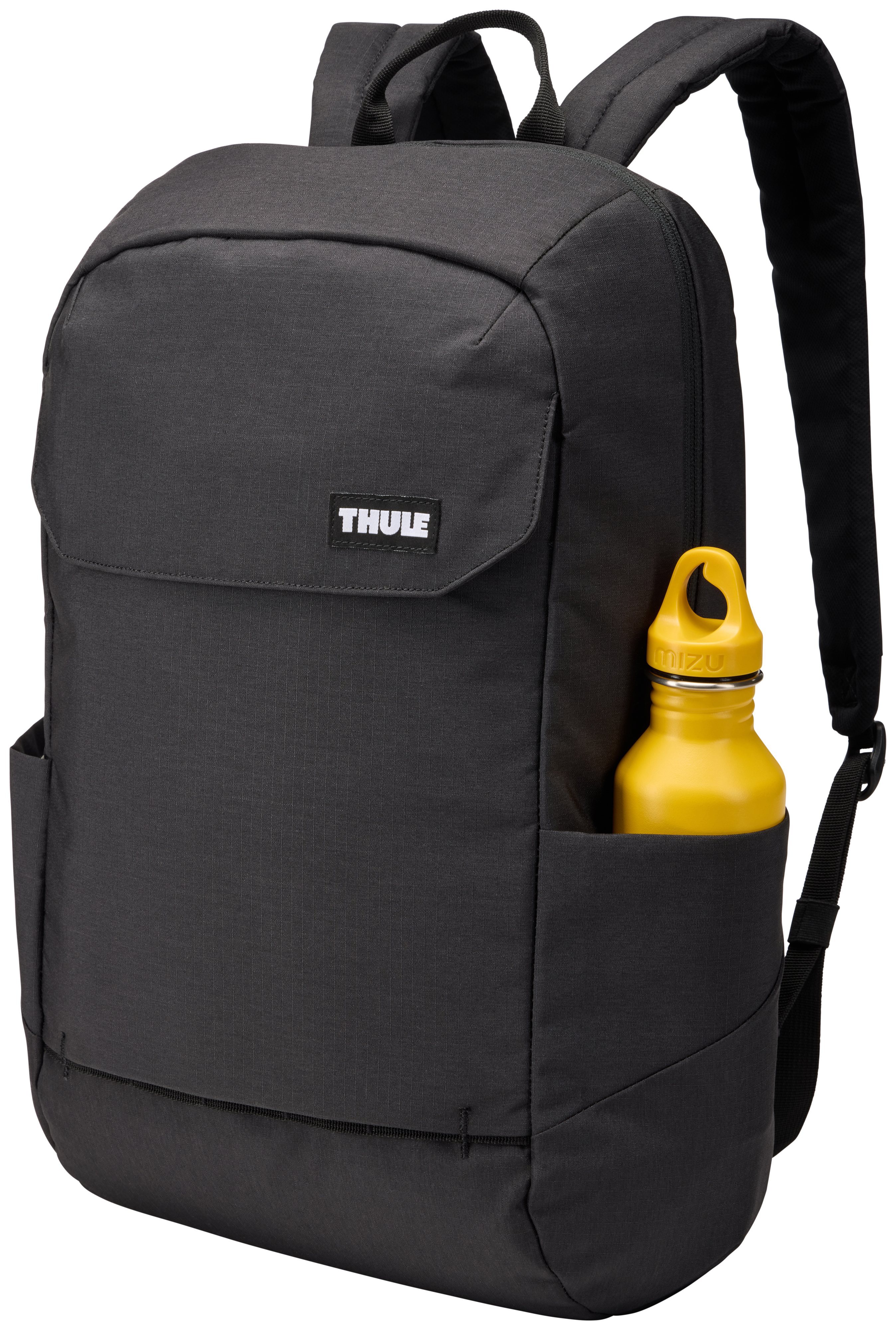 Ein schwarzer Thule-Rucksack mit einer gelben Wasserflasche in der Seitentasche. Der Rucksack hat eine Vordertasche.