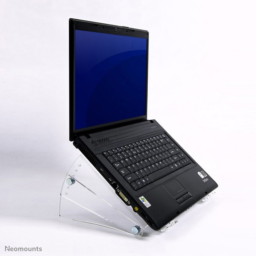 Ein schwarzer Laptop mit blauem Bildschirm steht auf einem durchsichtigen Ständer. Der Ständer ist abgewinkelt, der Laptop ist leicht geöffnet, vor weißem Hintergrund.