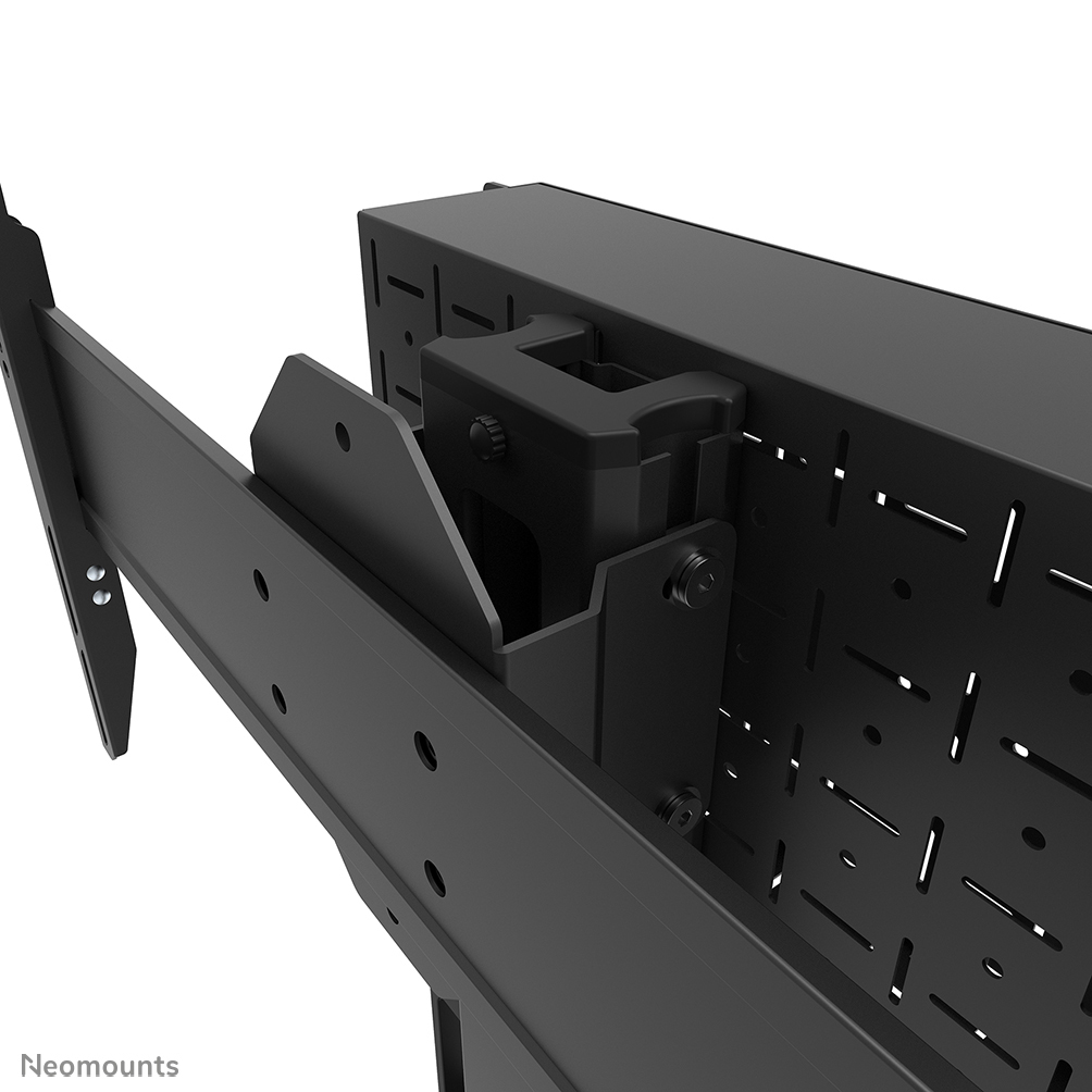 Primo piano di un supporto TV nero. Ha staffe metalliche, una piastra posteriore perforata e un componente in plastica con viti.