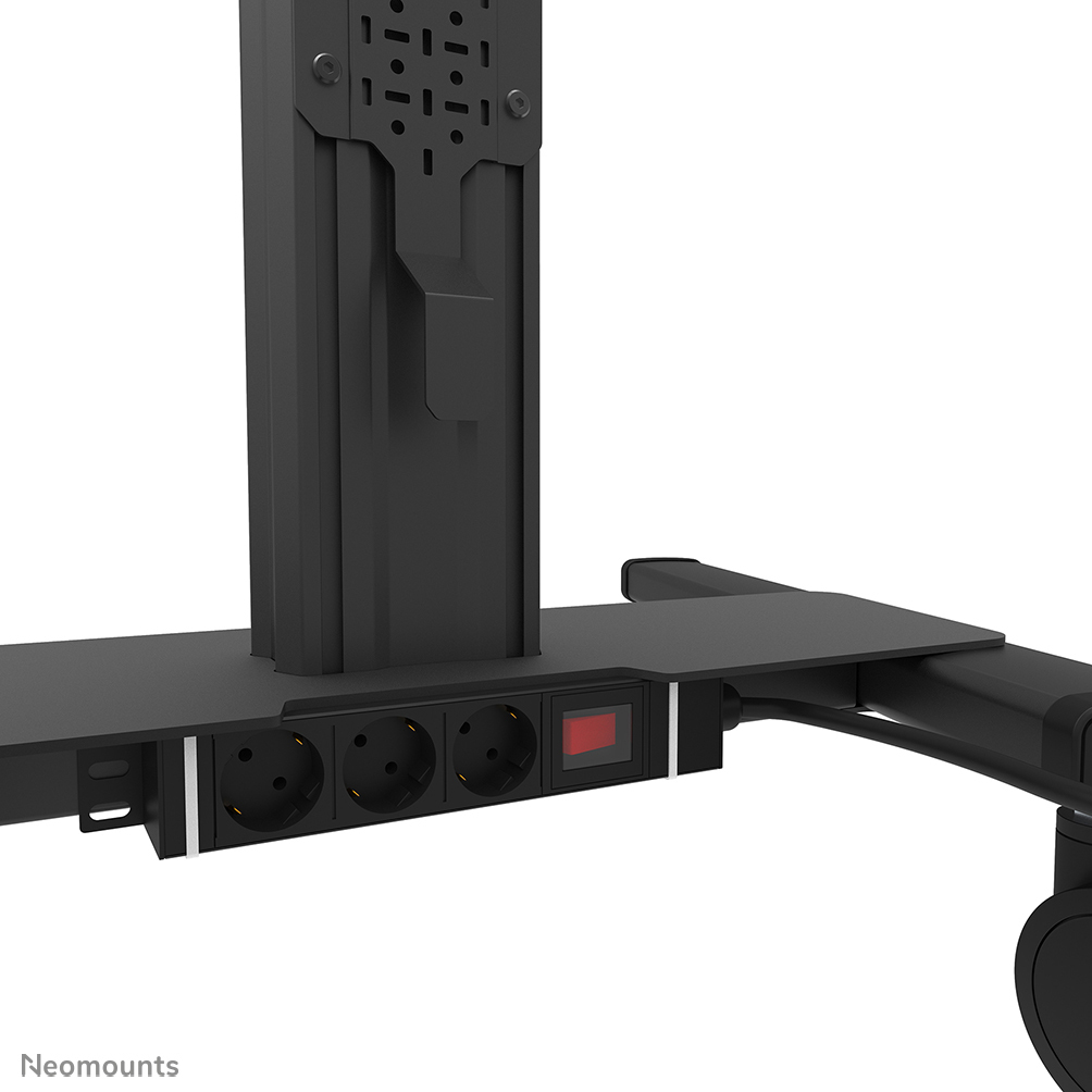 Una presa multipla nera con tre prese, un interruttore rosso e una colonna di supporto nera su sfondo bianco.