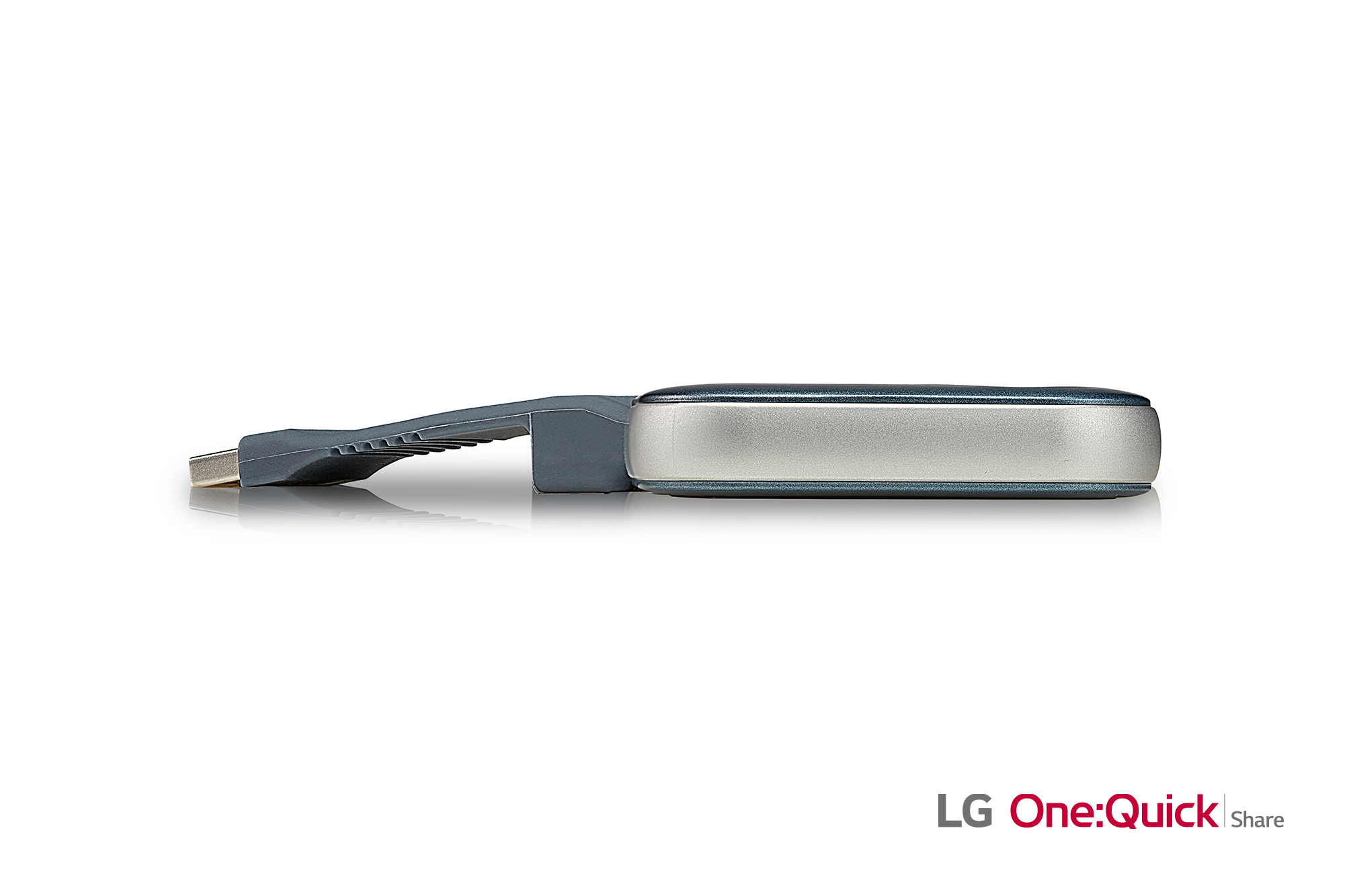 Ein silbernes und graues LG One:Quick Share-Gerät mit USB-Anschluss, das sich auf einer weißen Oberfläche spiegelt.