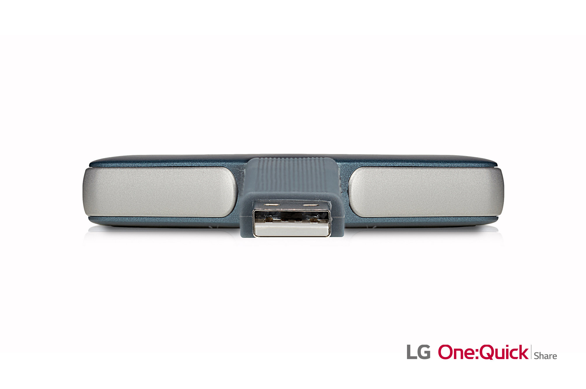 Nahaufnahme eines blau-silbernen USB-Geräts mit USB-Anschluss. LG One:Quick Share Logo sichtbar.