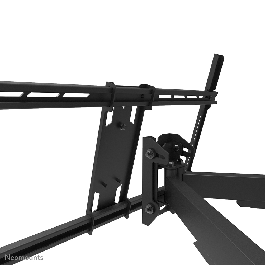 Een close-up van een zwart metalen beugelsysteem, waarschijnlijk voor het monteren van een tv. Het heeft verschillende armen, platen en bouten op een witte achtergrond.