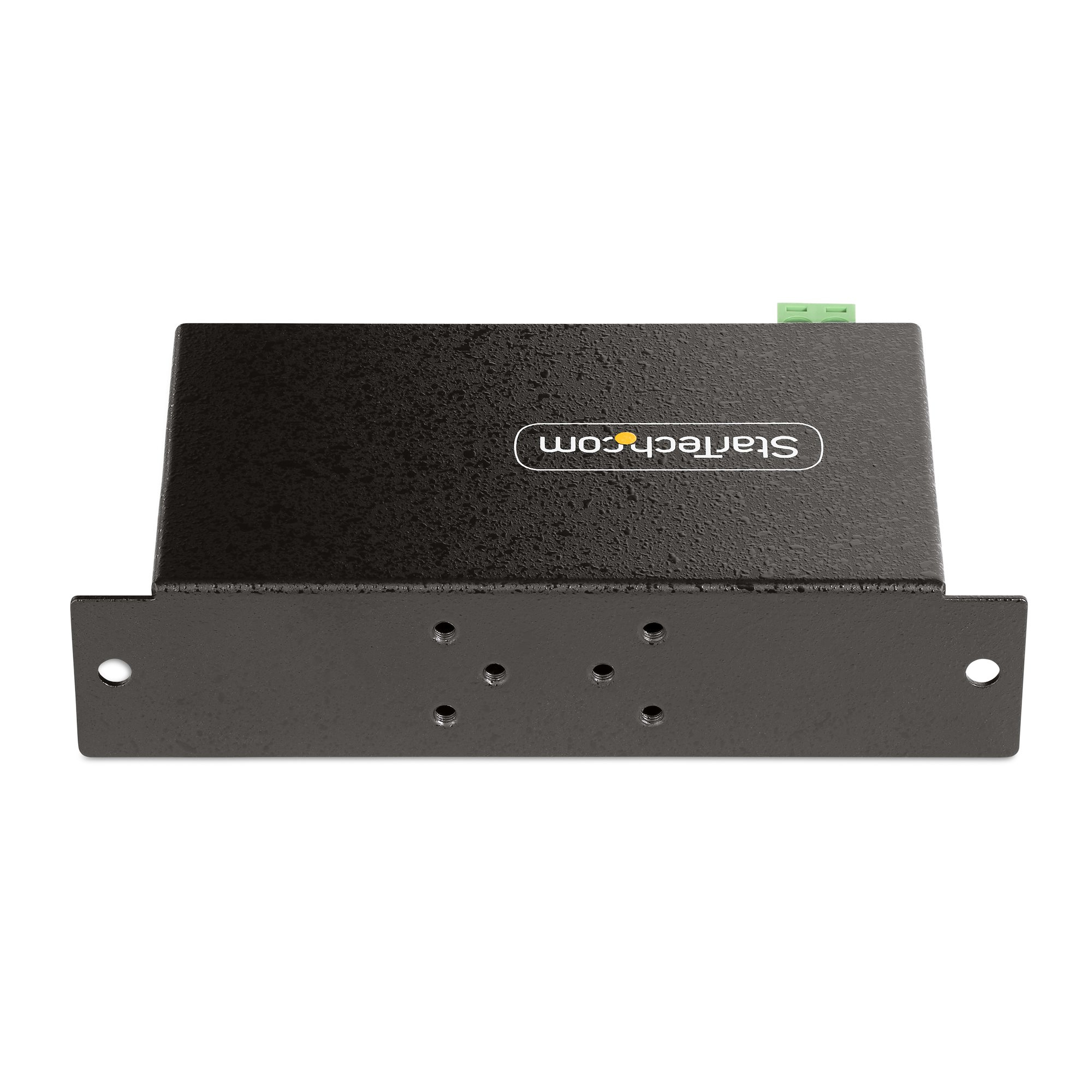 Un dispositivo de montaje en rack negro de Startech.com con conectores y orificios para tornillos. Sobre fondo blanco.