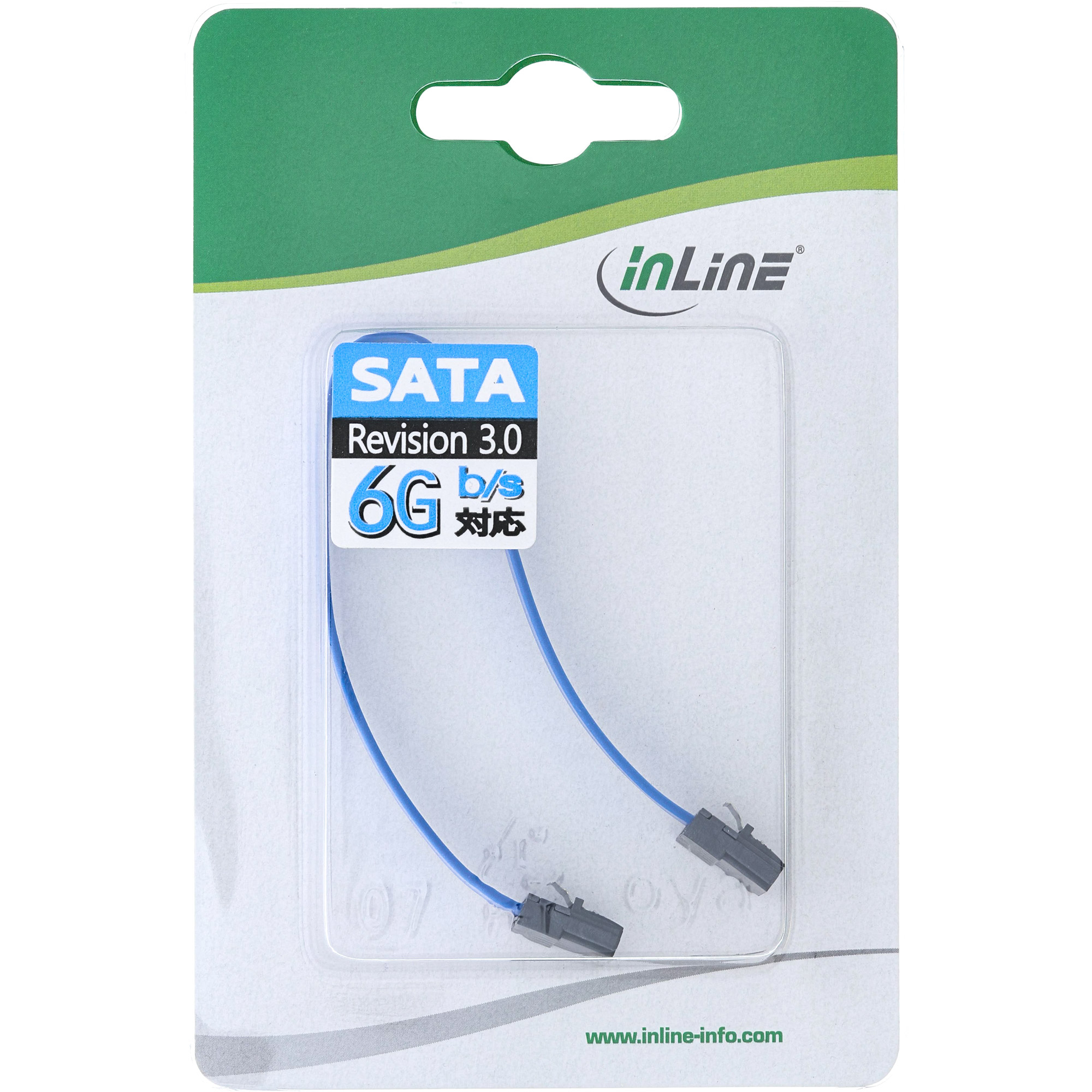 Ein SATA-Kabel in einer Kunststoffverpackung. Die Verpackung hat grüne und weiße Farben. Das SATA-Kabel ist blau mit grauen Steckern.