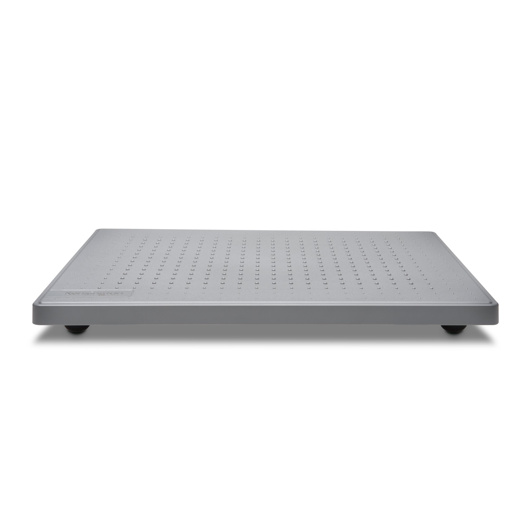 Ein grauer Kensington-Laptopständer auf weißem Hintergrund. Er hat kleine Löcher und Gummifüße.