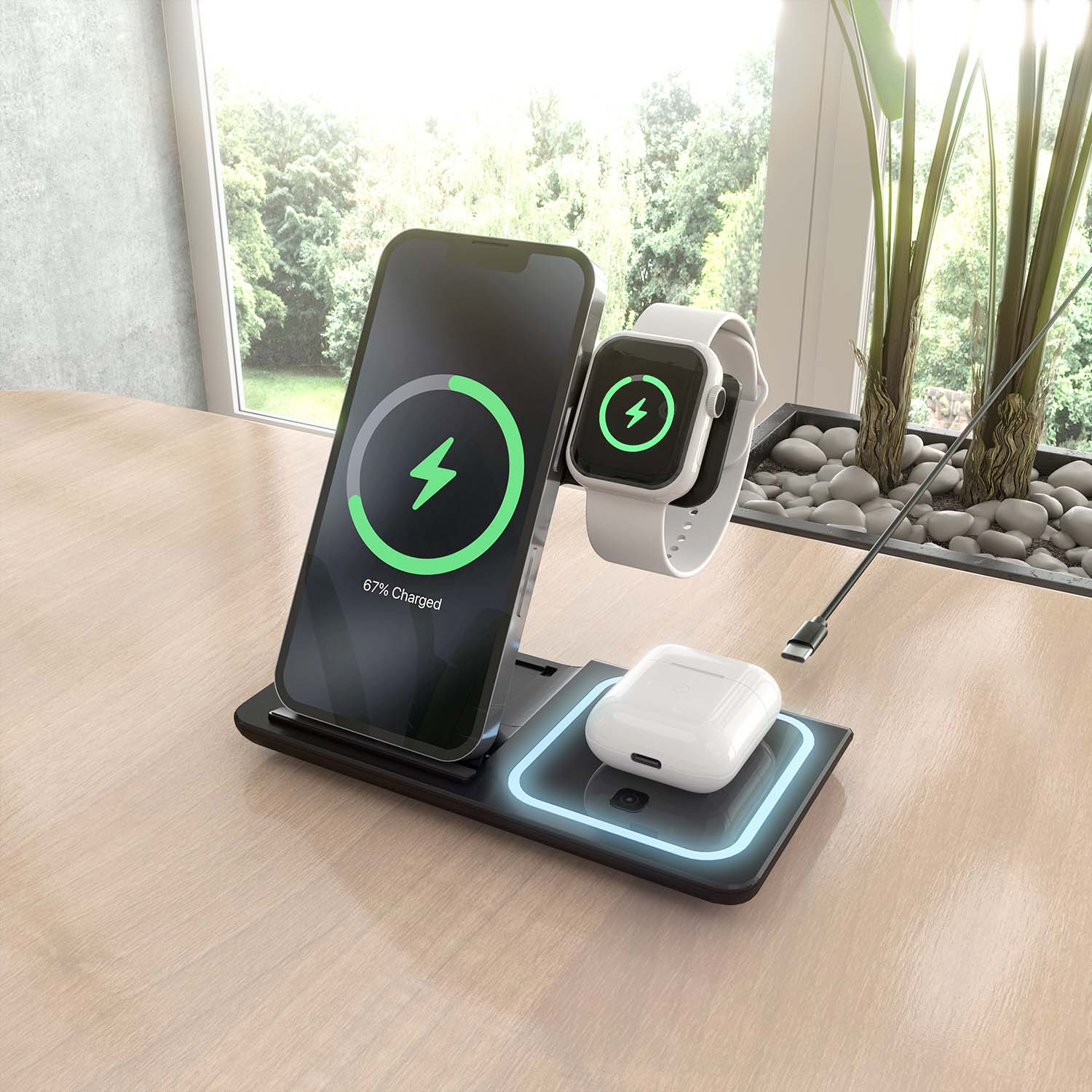 Eine Ladestation für Telefon, Uhr und Ohrhörer. Telefon und Uhr zeigen Ladesymbole. Im Hintergrund befinden sich ein Fenster und Pflanzen.