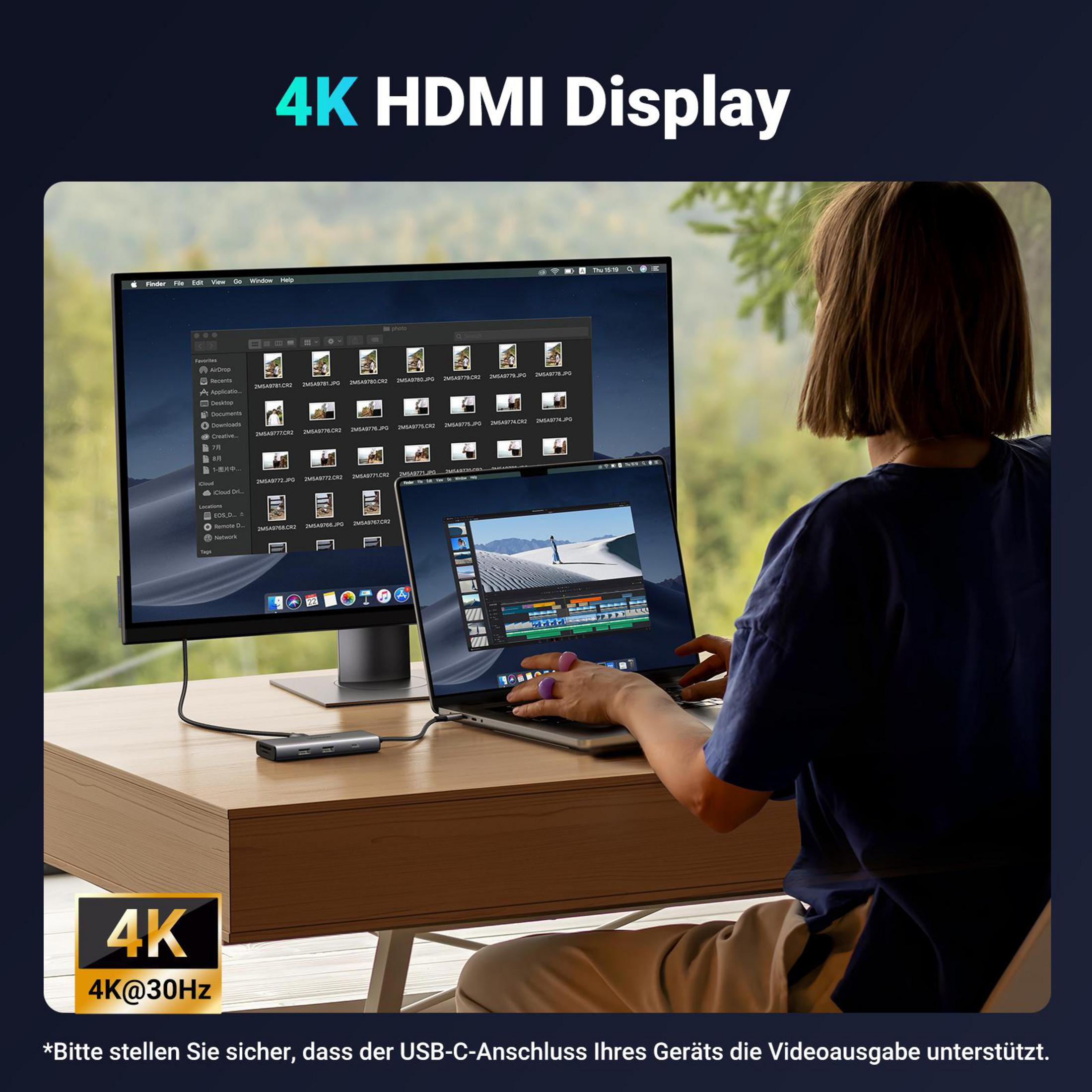 Una persona usa un laptop collegato a un monitor. Lo schermo mostra file. Un display HDMI 4K è sullo sfondo.