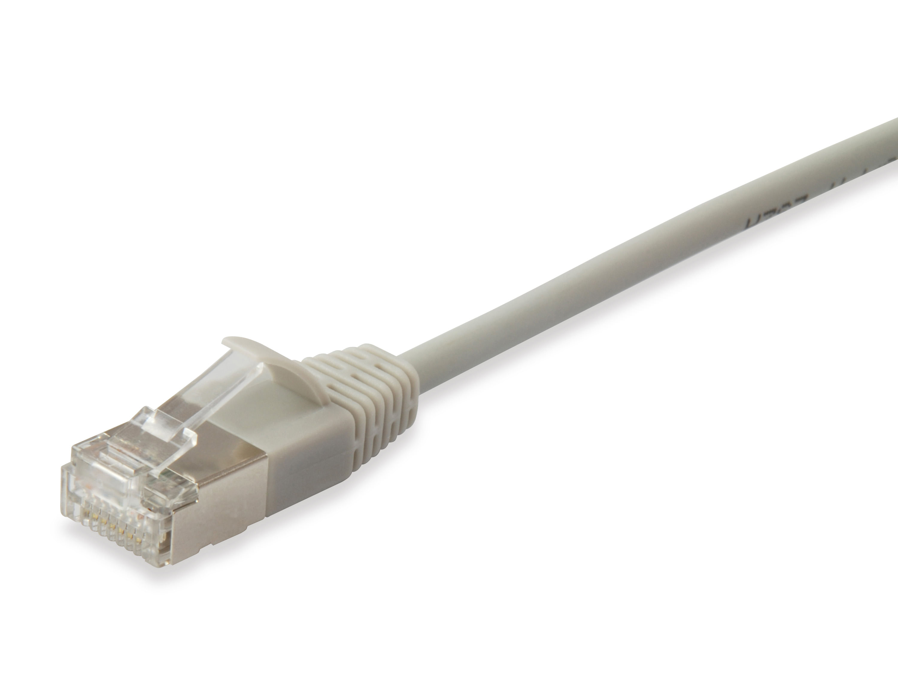 Een ethernetkabel met een grijze draad en een doorzichtige en zilveren connector, tegen een witte achtergrond.