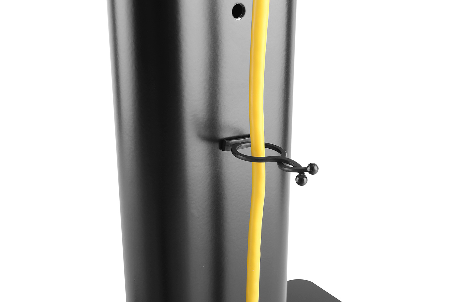 Nahaufnahme eines schwarzen Pfahls mit gelbem Kabel, das von einer schwarzen Klammer gehalten wird. Weißer Hintergrund.
