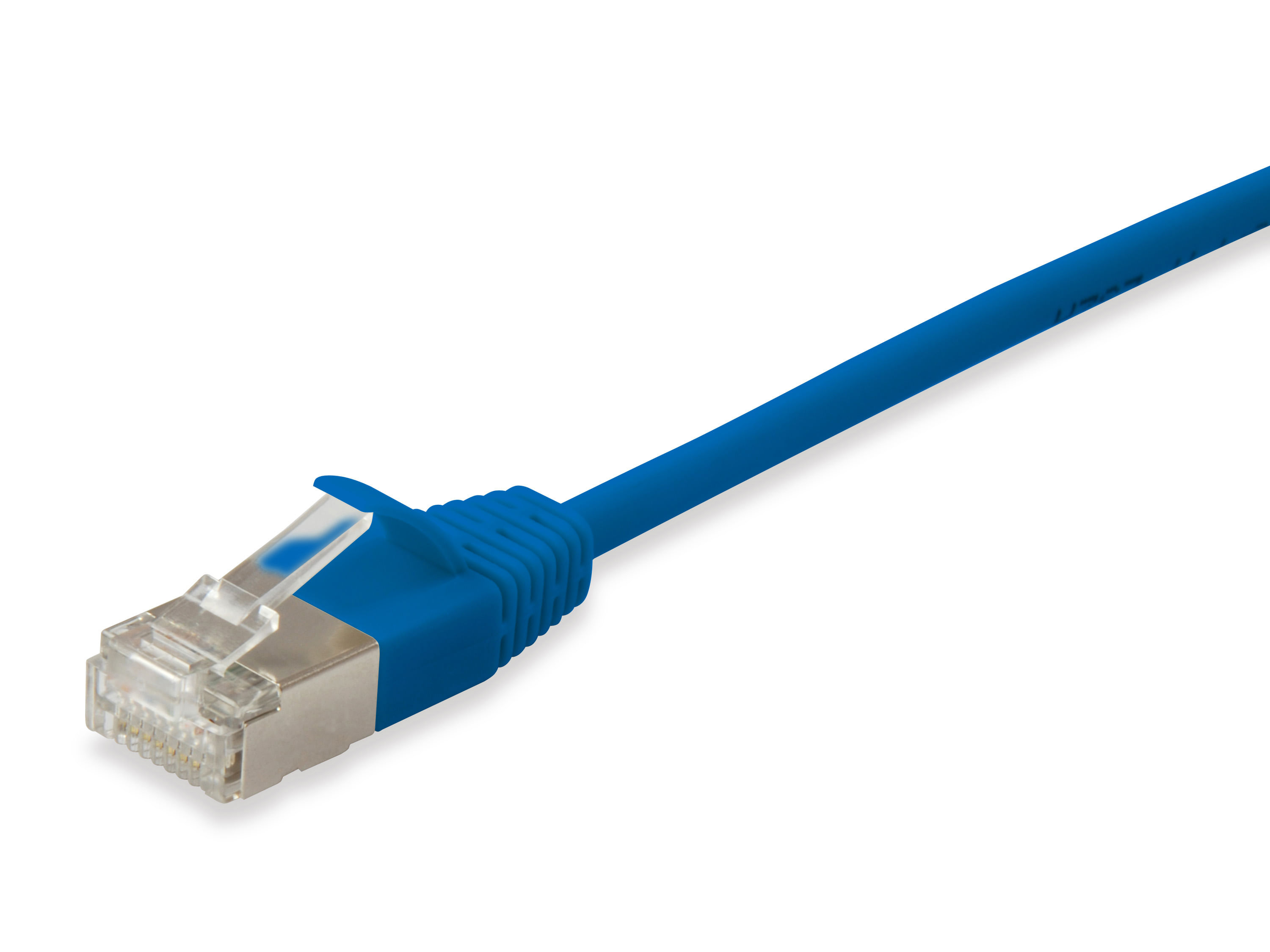 Een blauwe Ethernet-kabel met een doorzichtige connector ligt op een wit oppervlak. De kabel heeft een schaduw.