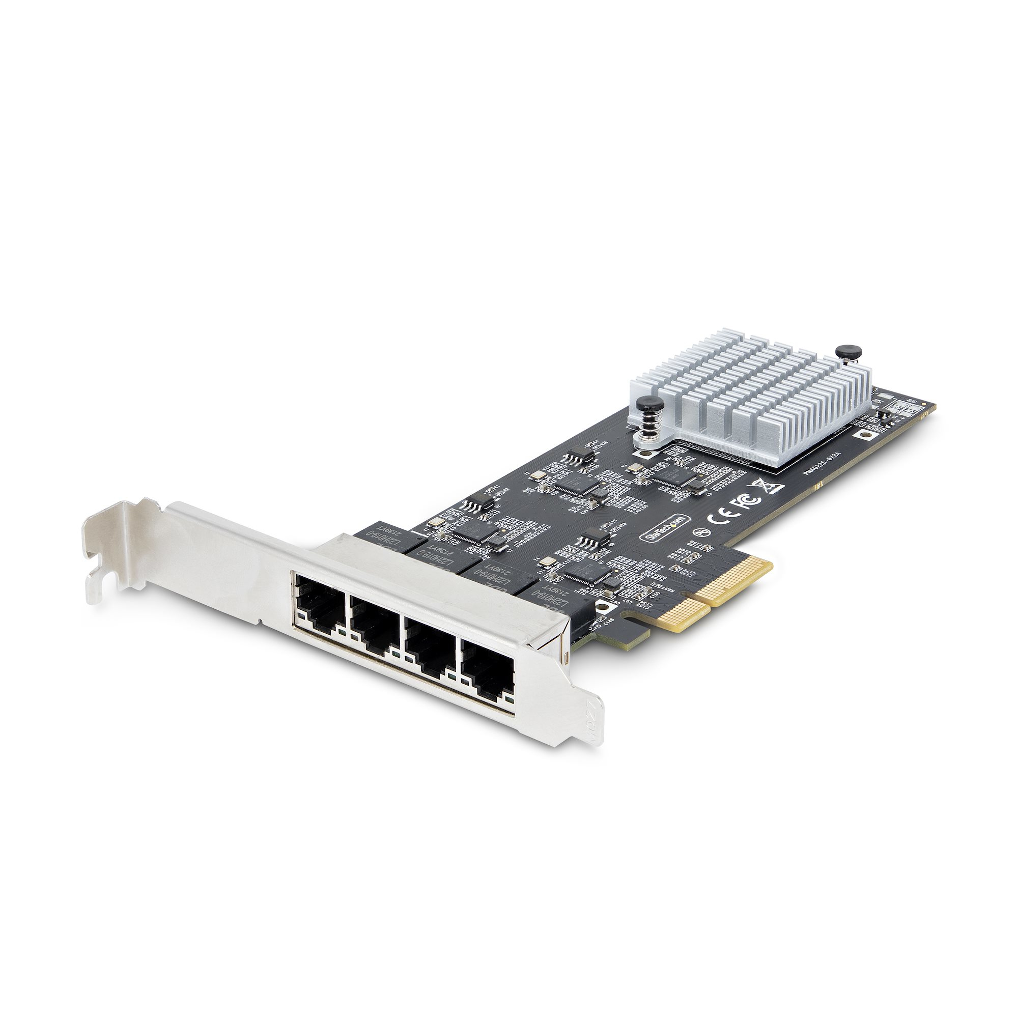 Eine Netzwerkkarte mit vier Ethernet-Anschlüssen, einem silbernen Halter und einem Kühlkörper auf weißem Hintergrund.