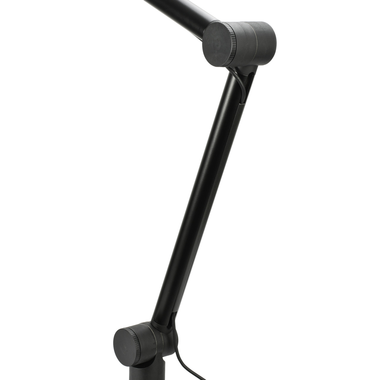 Gros plan d'une lampe de bureau noire, avec un bras incurvé et des joints circulaires sur fond blanc.