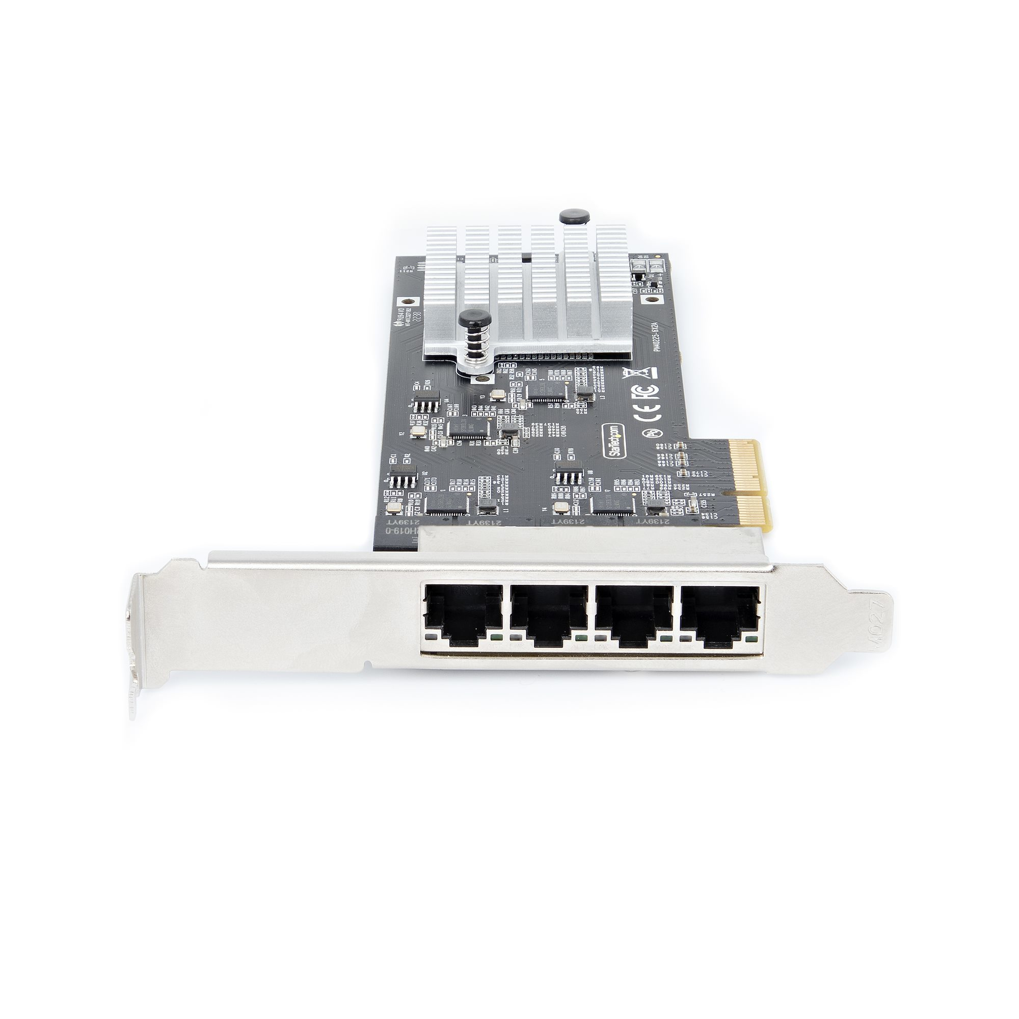 Eine Netzwerkkarte mit vier Ethernet-Anschlüssen, einem Kühlkörper und verschiedenen elektronischen Bauteilen.