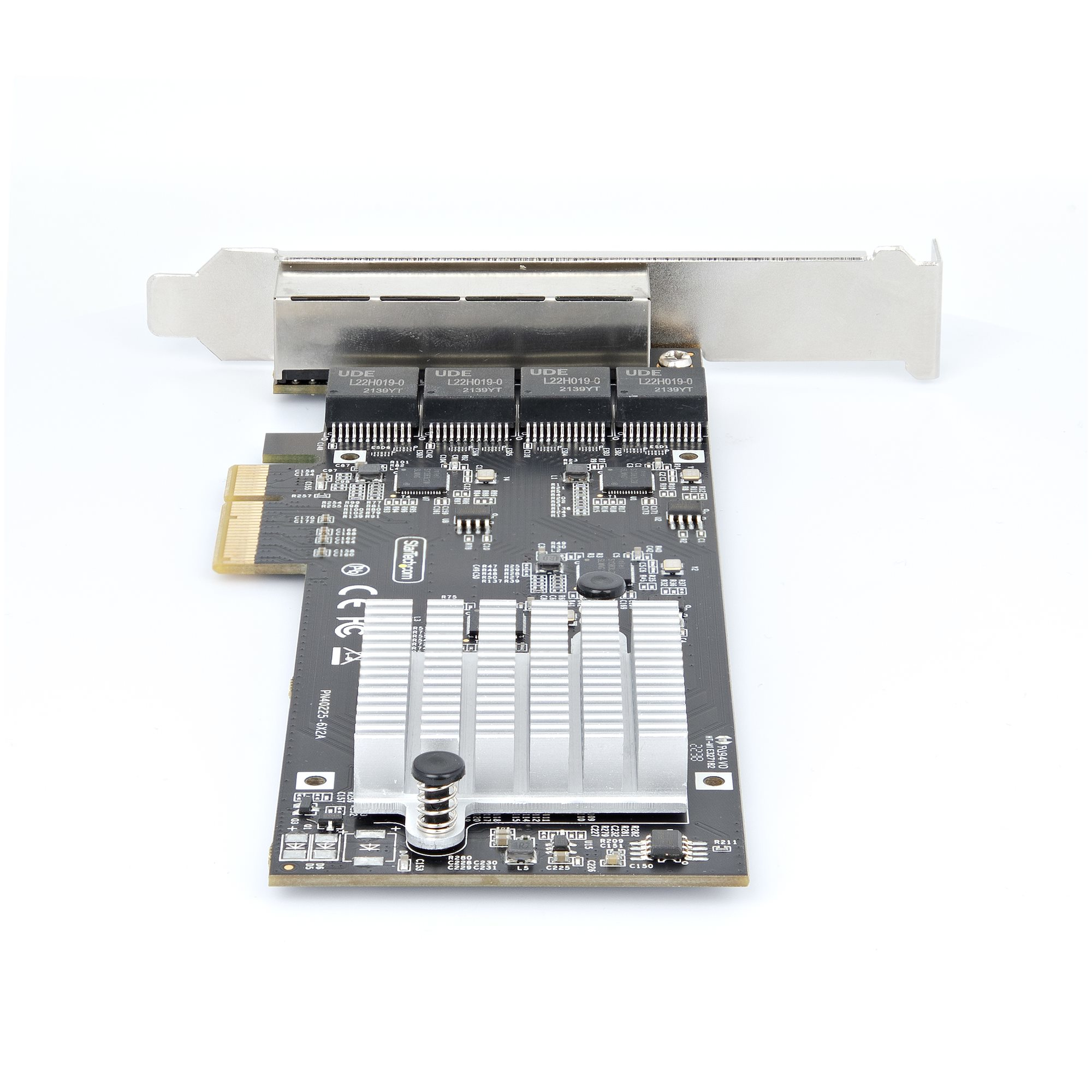 Eine Computerkomponente, eine schwarze Leiterplatte mit silbernen Komponenten, ist auf weißem Hintergrund isoliert.