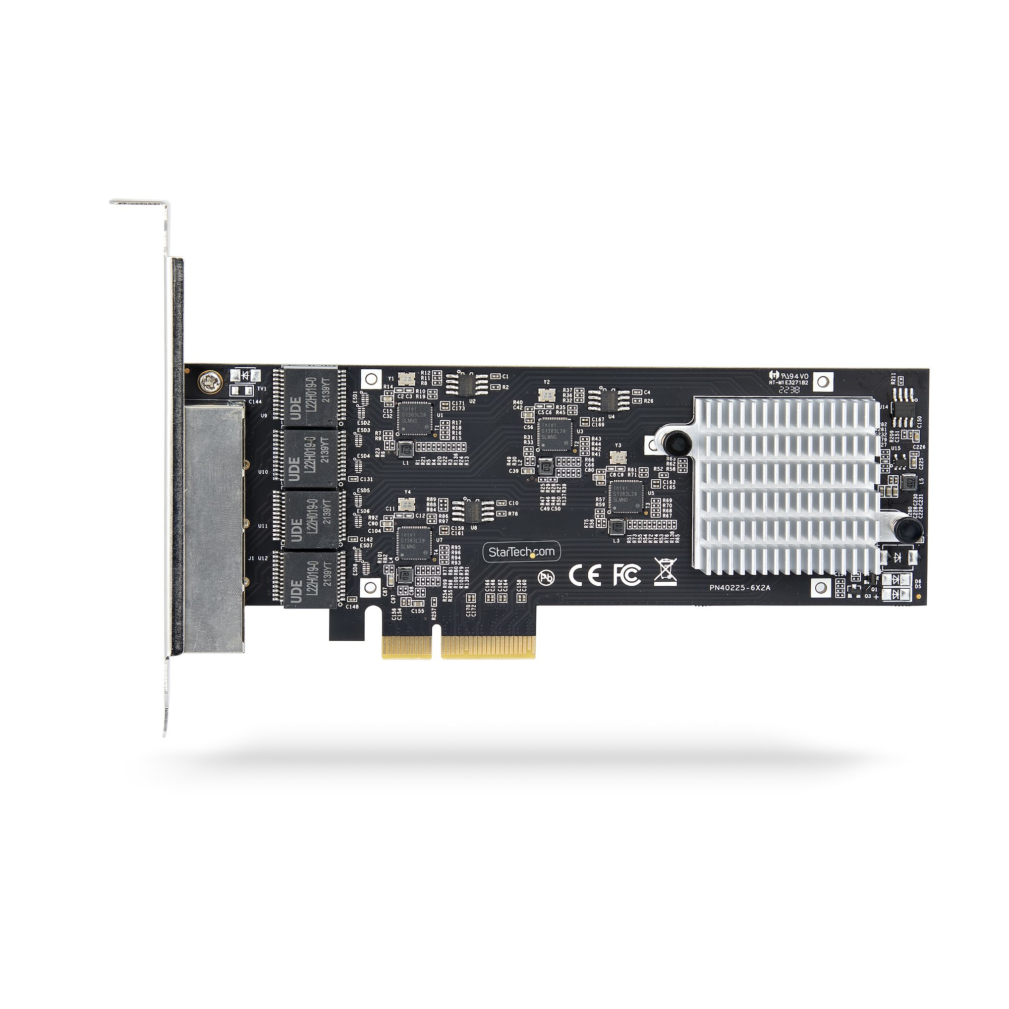 Eine Computerkomponentenkarte mit Chips und Anschlüssen, einer Metallhalterung und einem silbernen Kühlkörper auf weißem Grund.