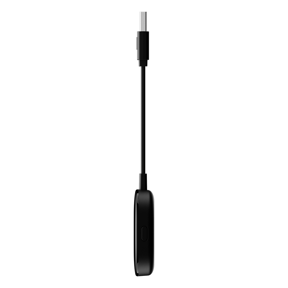 Un adaptador USB-C negro con cable negro. El adaptador tiene un cuerpo rectangular con un botón. El fondo es blanco.