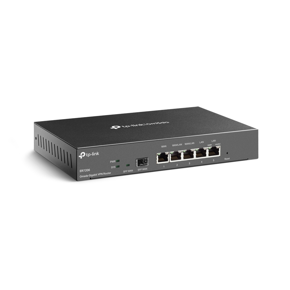Viene visualizzato un router VPN Gigabit Omada ER7206 tp-link nero. Ha porte per WAN, LAN e SFP WAN. Lo sfondo è bianco.