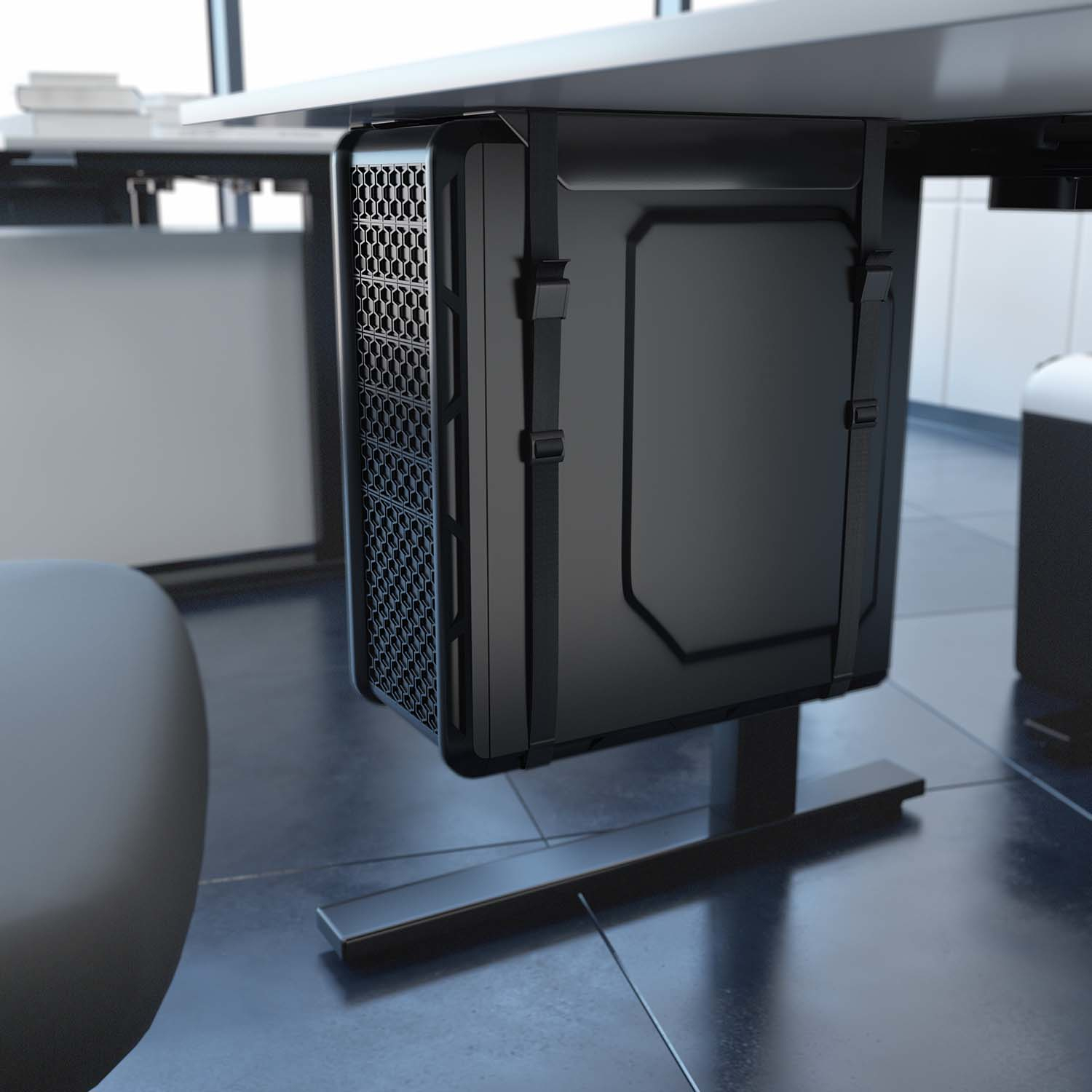 Una caja de computadora negra está montada debajo de un escritorio blanco. Tiene un lado estampado y está asegurada con correas.