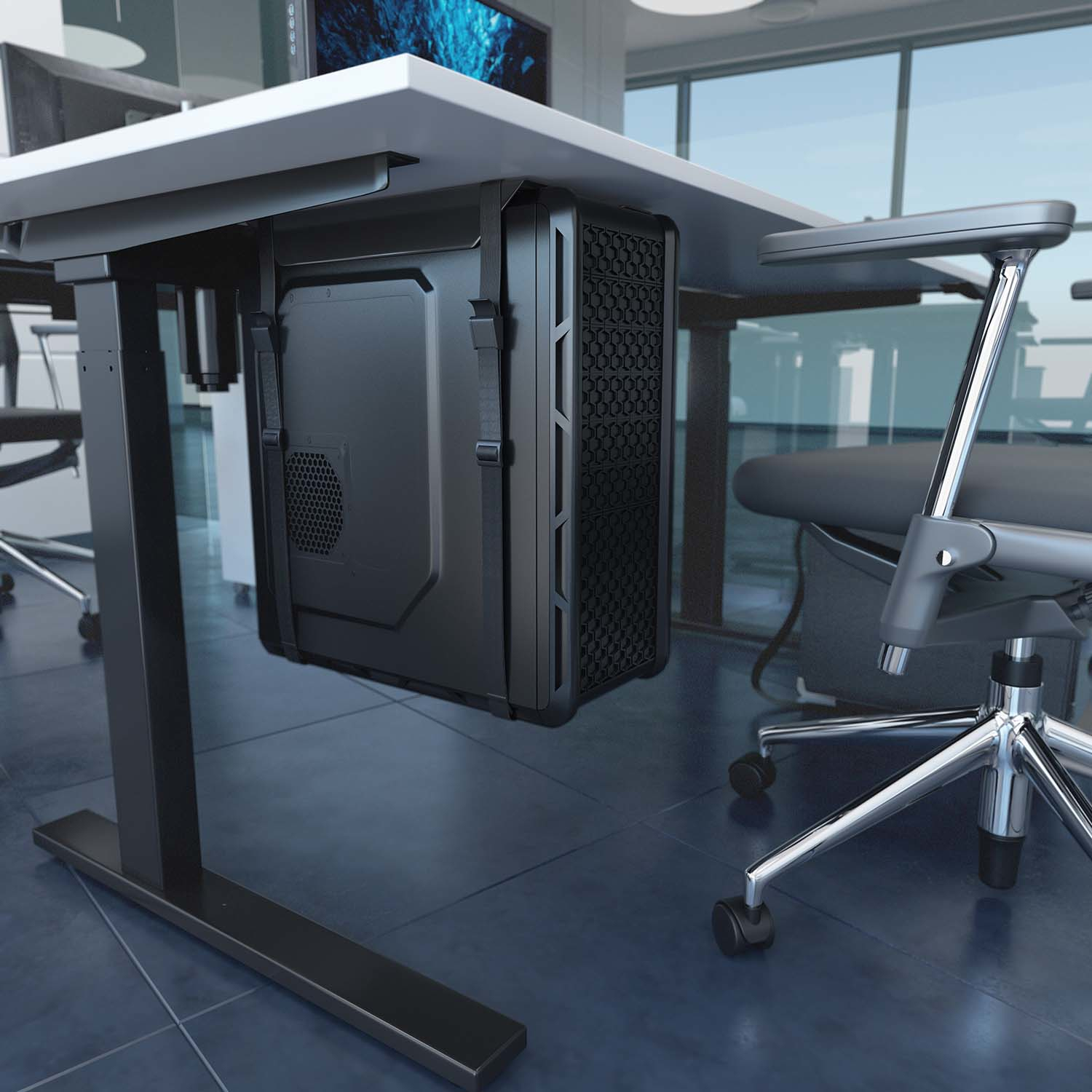 Una carcasa de computadora está montada debajo de un escritorio blanco. Hay una silla a la derecha. El fondo tiene ventanas y otro escritorio.