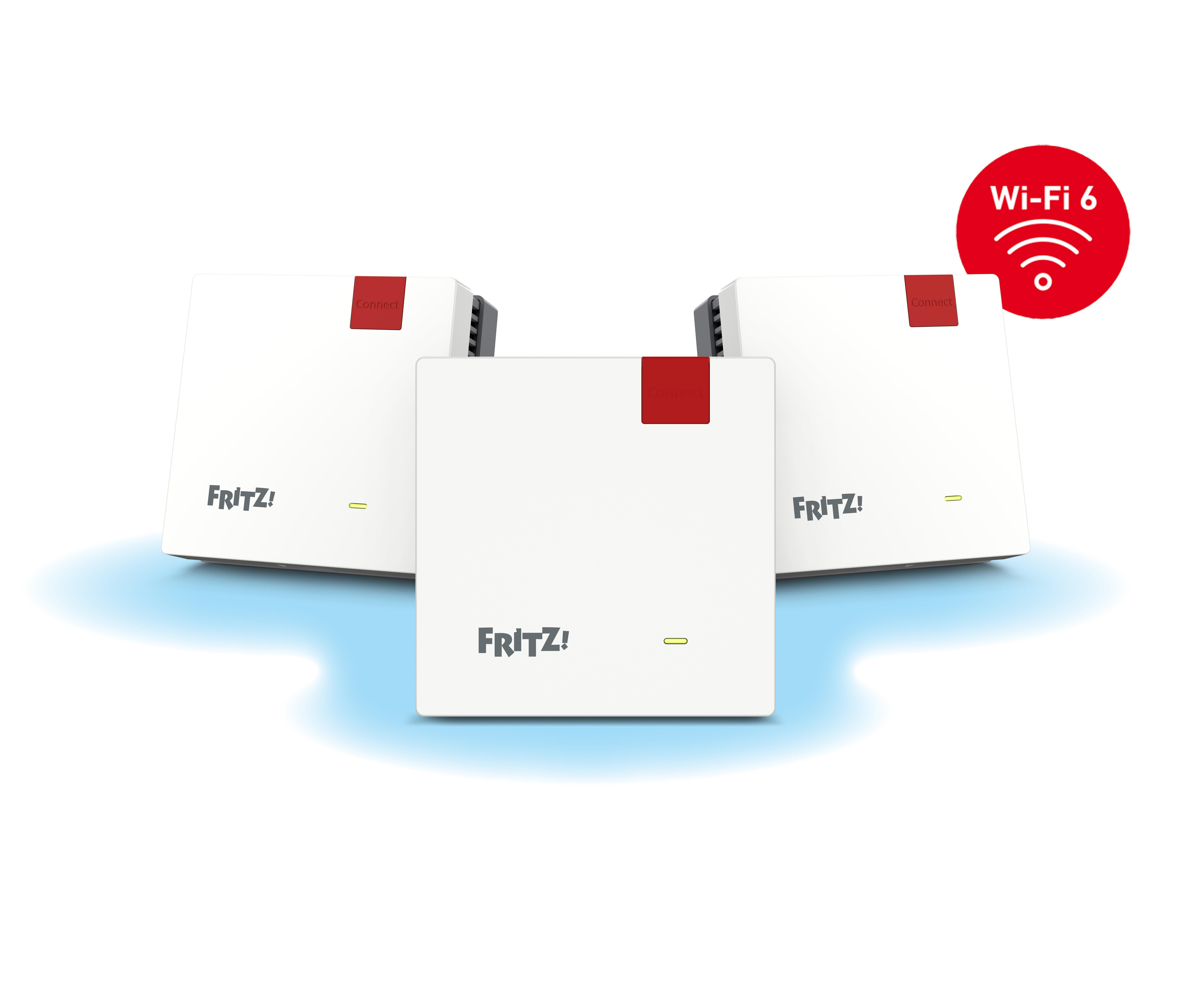 Drei weiße FRITZ!-Router mit rotem Wi-Fi 6-Logo. Router haben rote 'Connect'-Laschen und eine hellblaue Reflexion.
