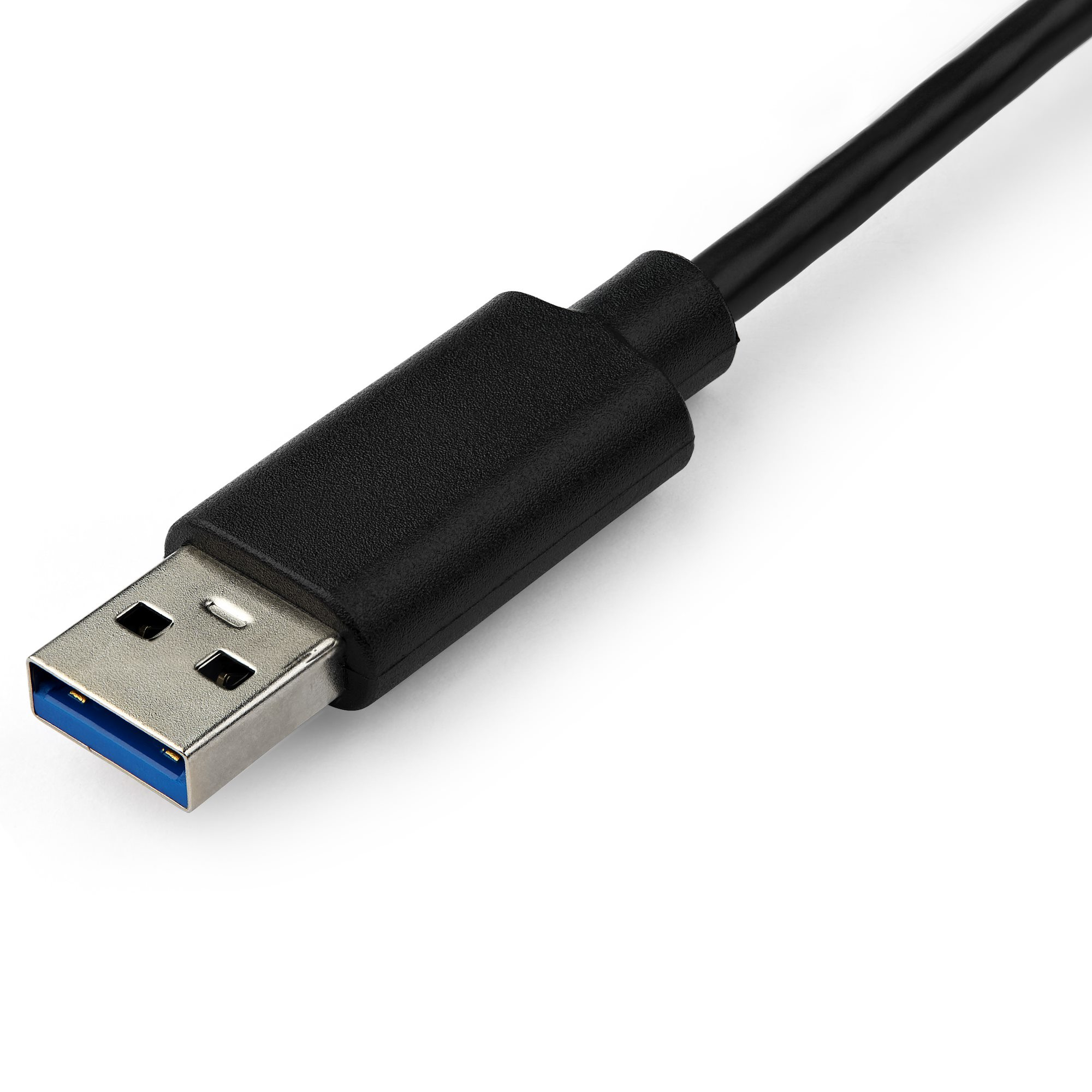 Gros plan d'un câble USB noir avec connecteur argenté. Le fond est blanc.