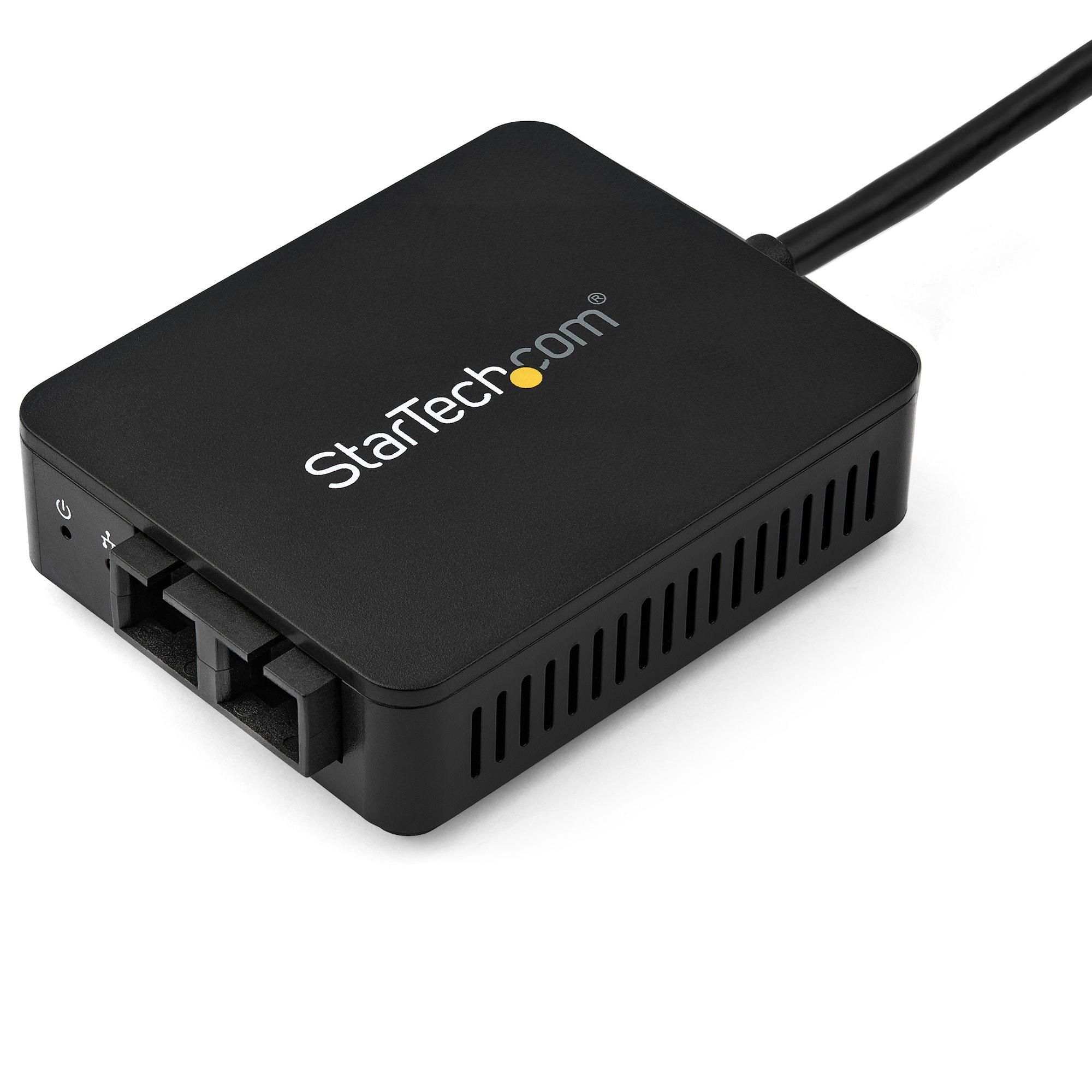 Un appareil noir StarTech.com avec des ports, un câble et du texte blanc. L'appareil est sur une surface blanche.