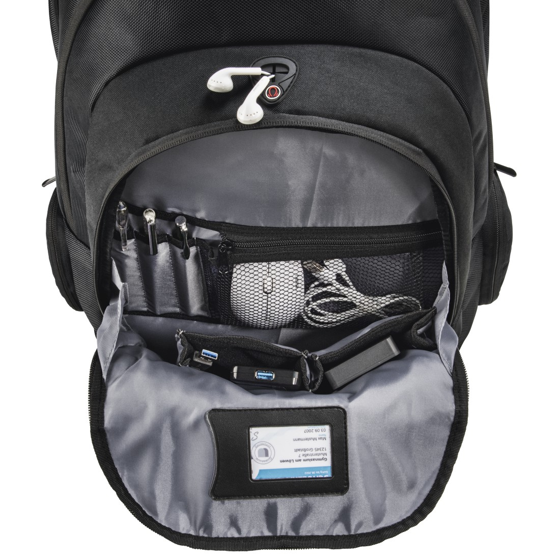 Ein schwarzer Rucksack ist geöffnet und zeigt mehrere Fächer. Ohrhörer sind oben eingesteckt. Stifte, eine Maus und Kabel sind sichtbar.